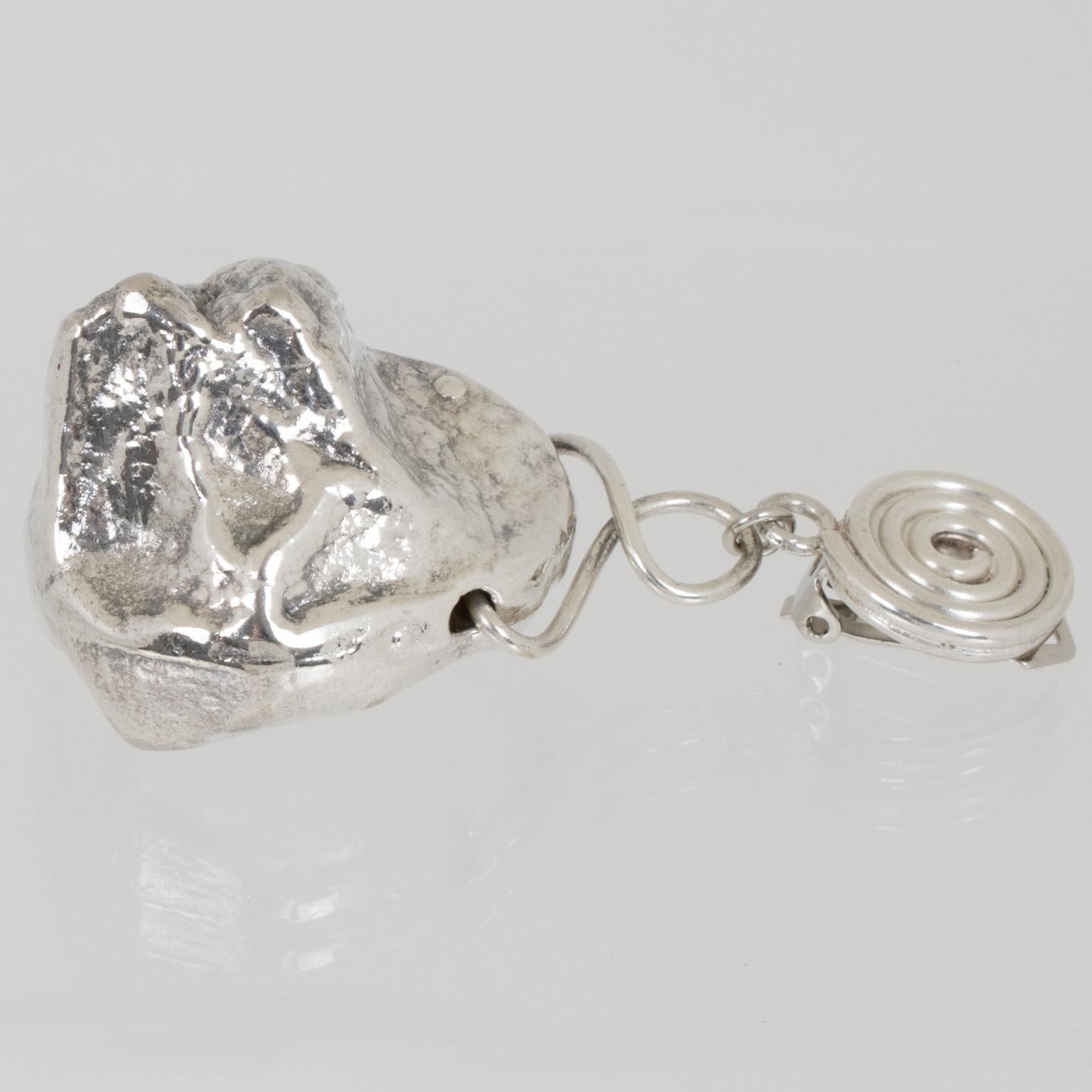 Boucles d'oreilles Brutalist en métal argenté avec pendentifs en forme de roche en vente 2