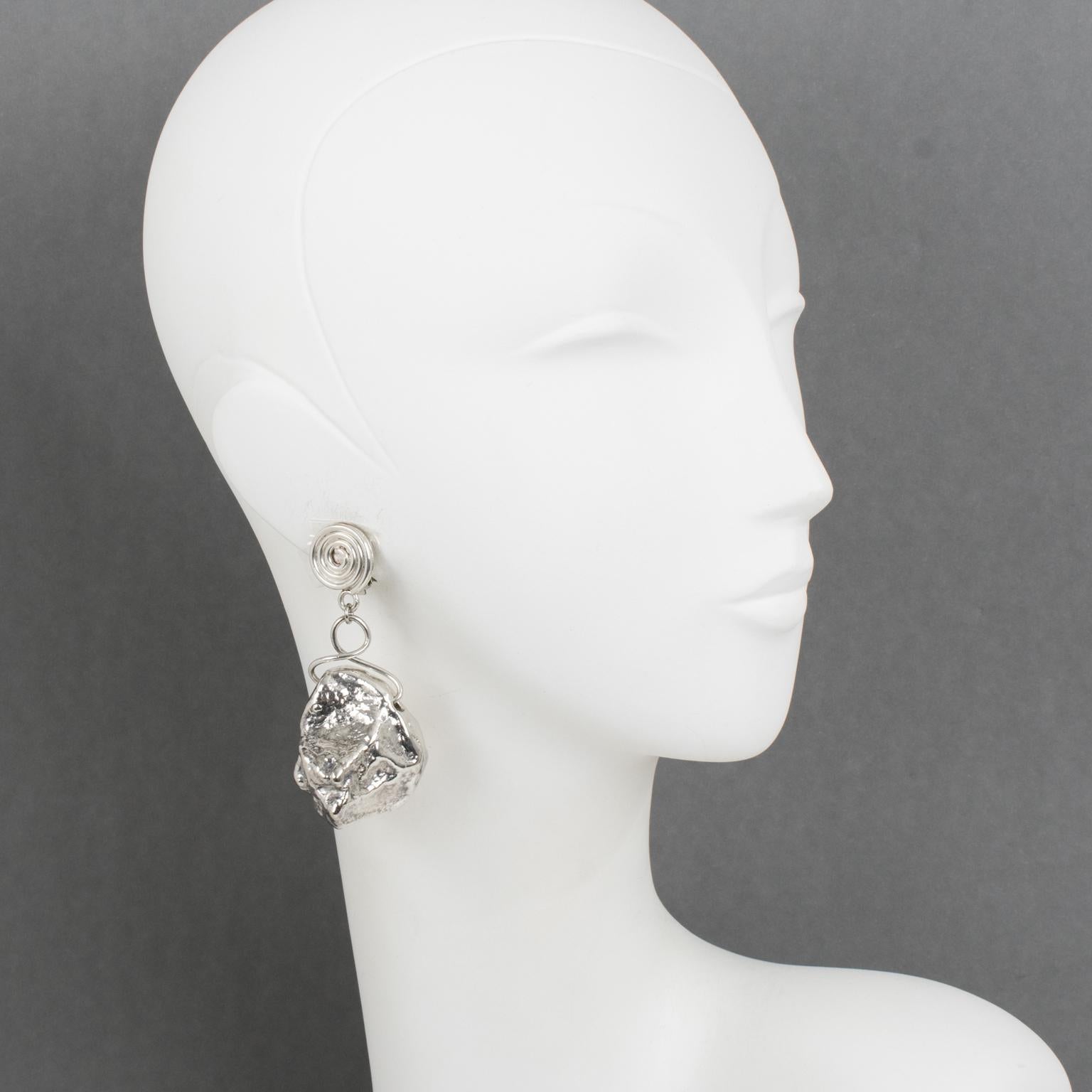 Boucles d'oreilles Brutalist en métal argenté avec pendentifs en forme de roche en vente 3