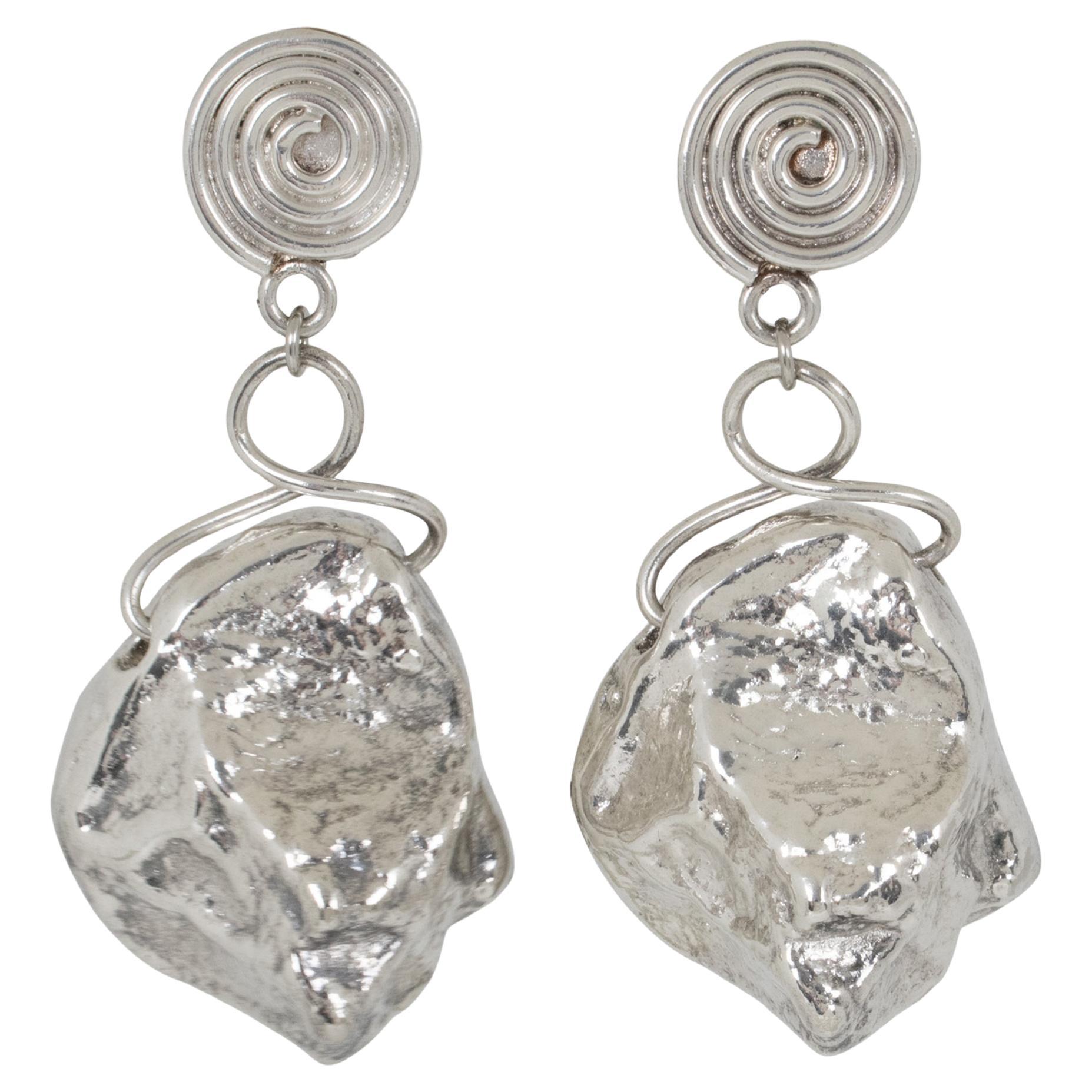 Boucles d'oreilles Brutalist en métal argenté avec pendentifs en forme de roche en vente