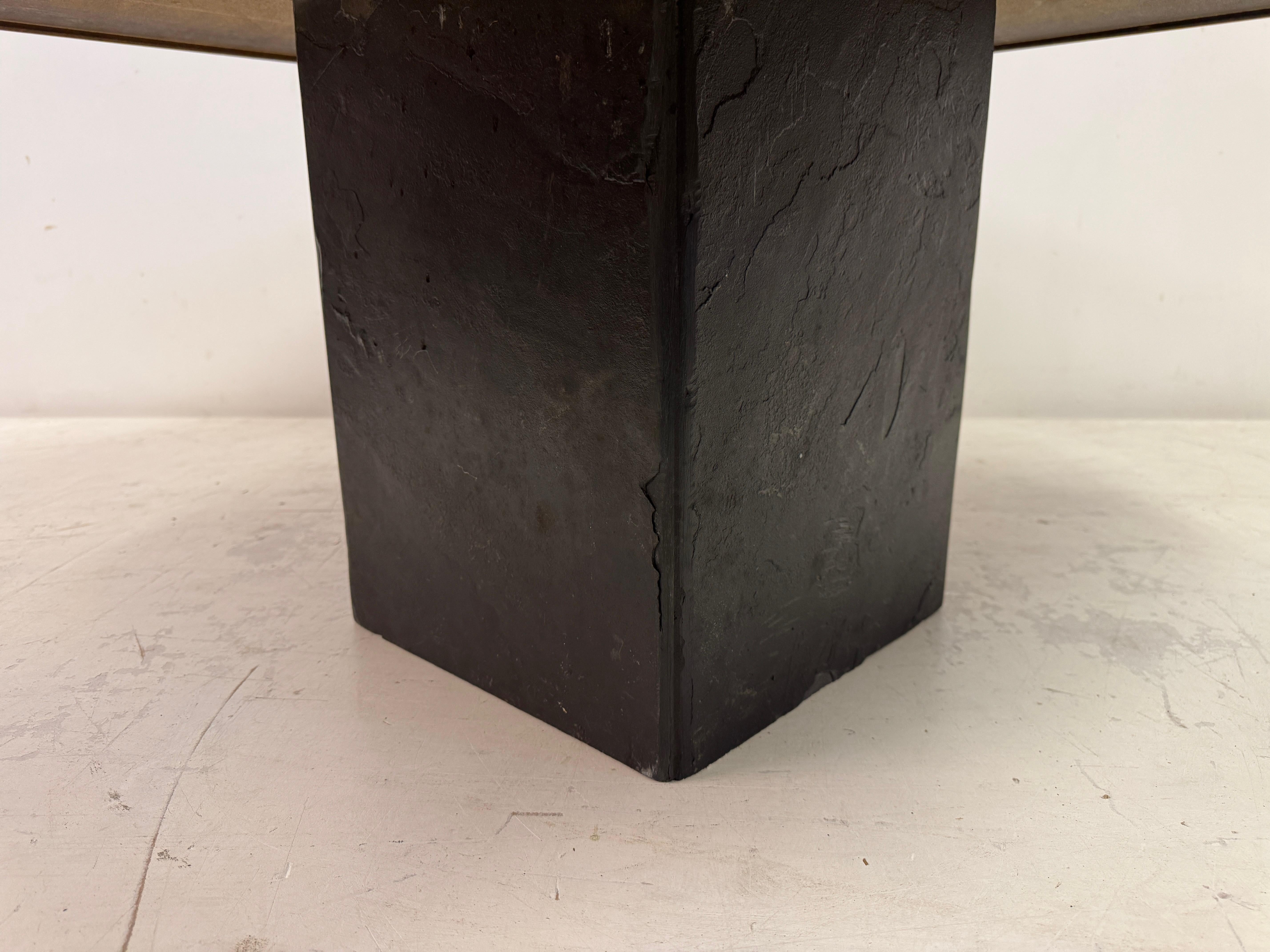 Table basse brutaliste en ardoise et pierre avec incrustation de cuivre style Kingma en vente 5