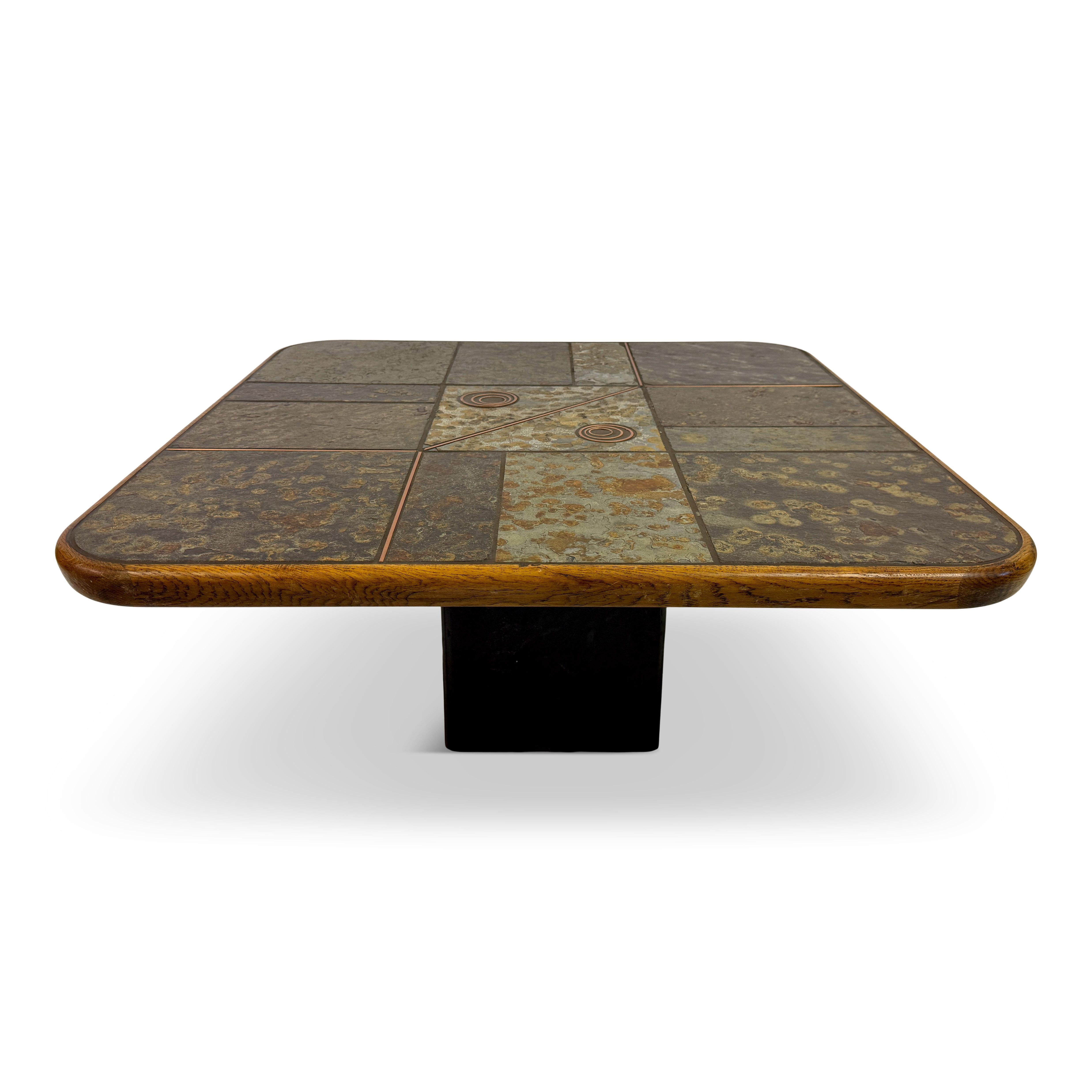 Table basse brutaliste en pierre et ardoise avec incrustation de cuivre

Dans le style de Paul Kingma

Une table basse en ardoise des années 1980, d'un style brutal et saisissant, à la présence architecturale audacieuse. Le vaste plateau carré est