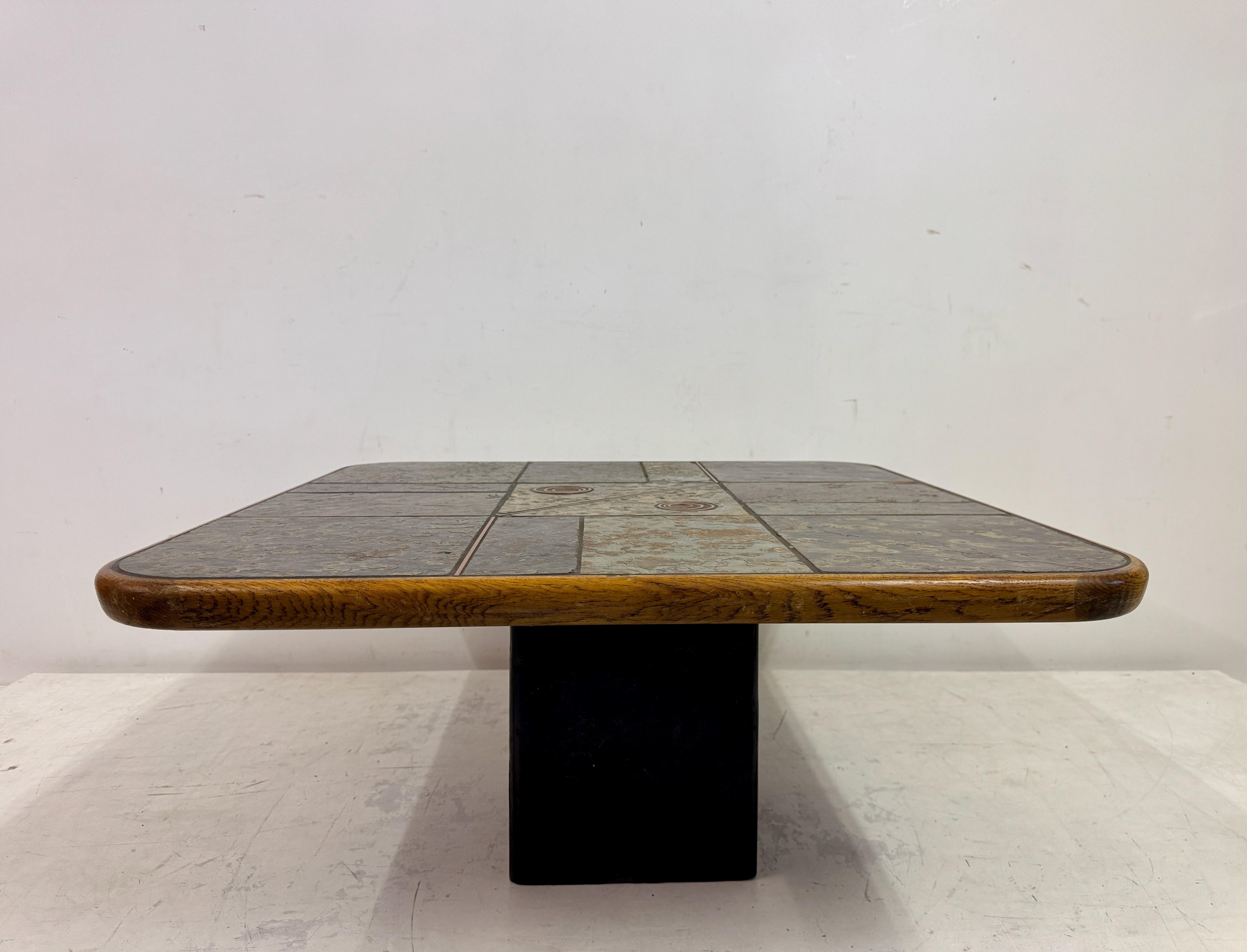 Brutalisme Table basse brutaliste en ardoise et pierre avec incrustation de cuivre style Kingma en vente