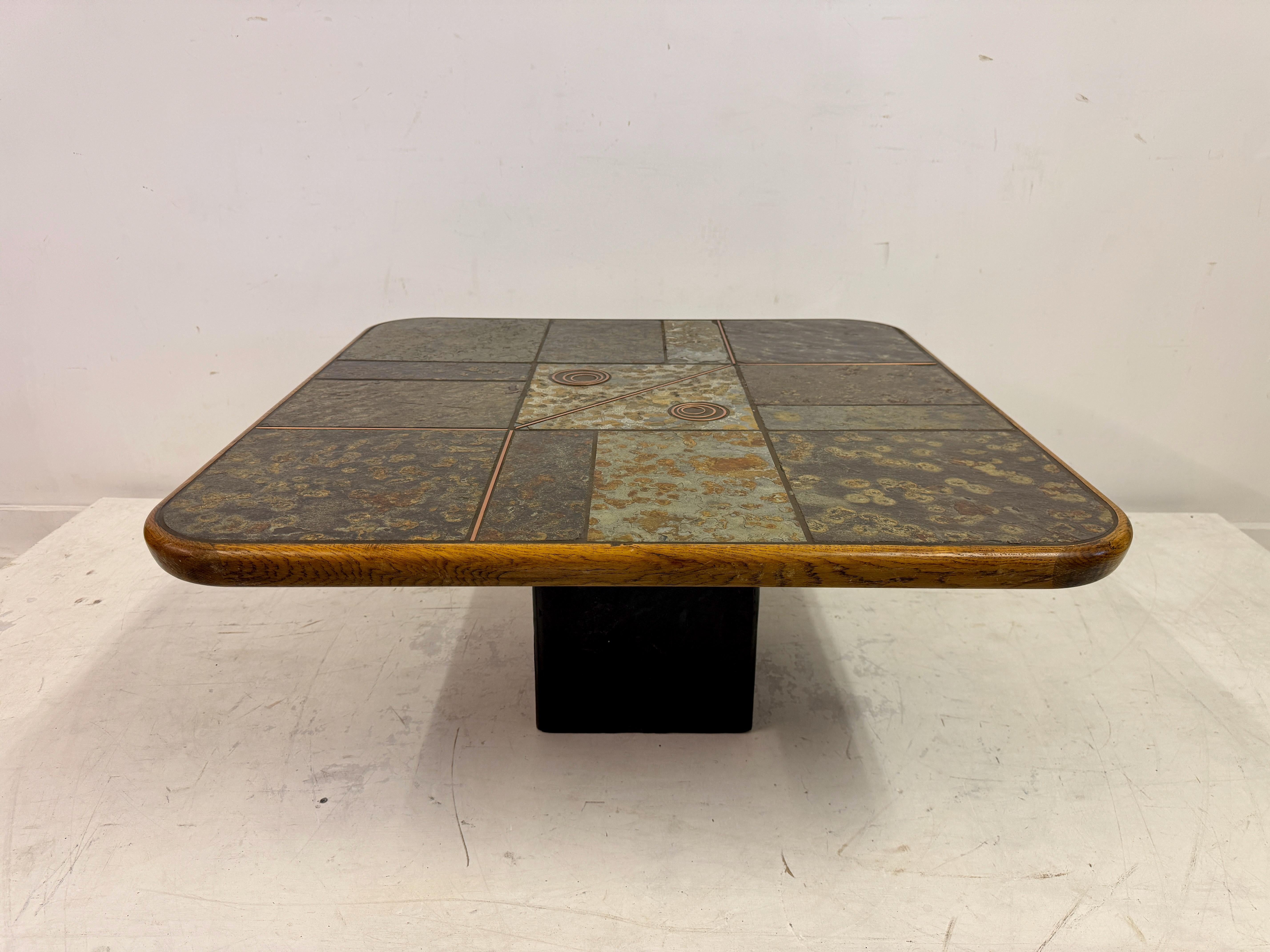 Néerlandais Table basse brutaliste en ardoise et pierre avec incrustation de cuivre style Kingma en vente