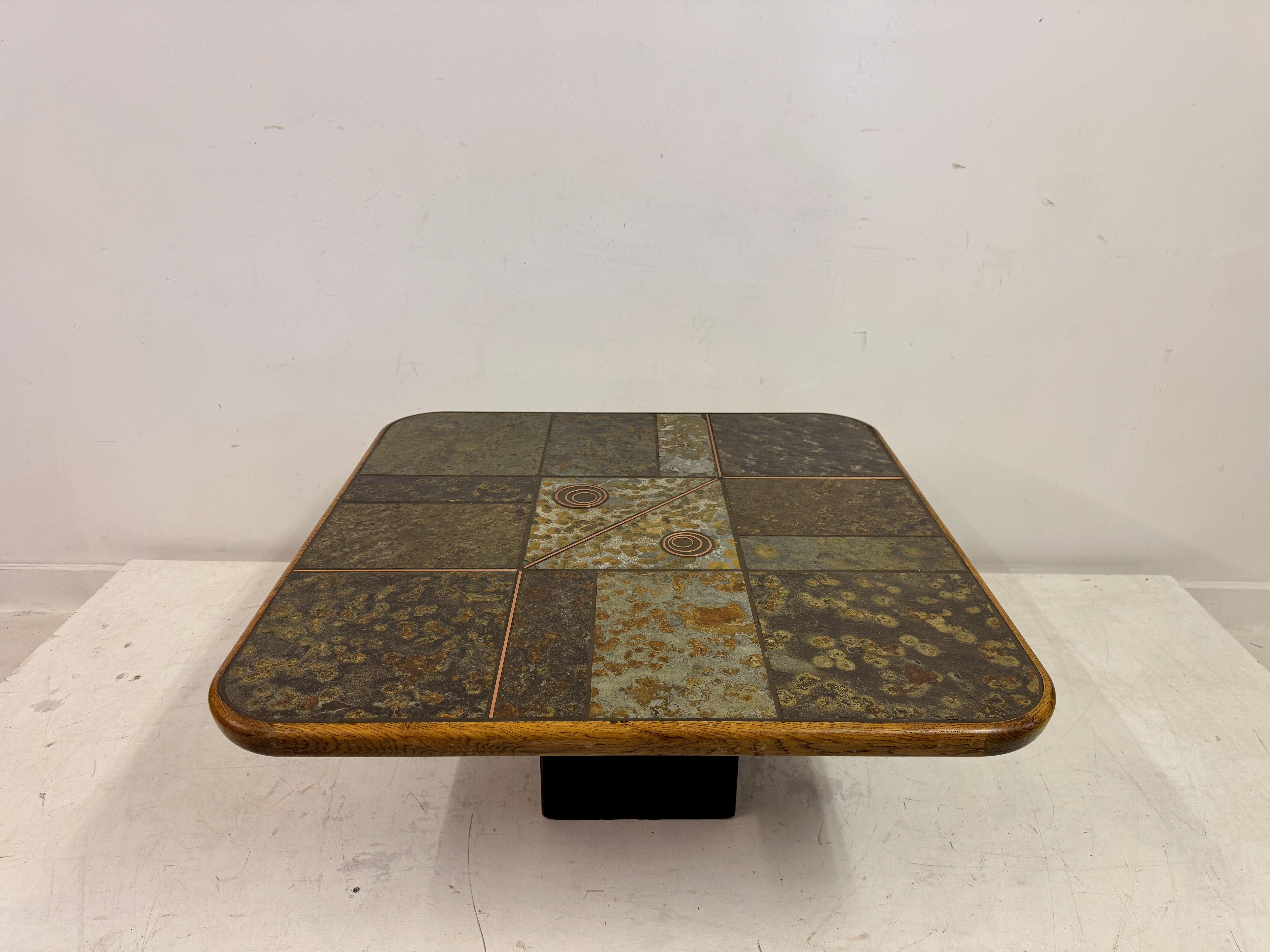 Table basse brutaliste en ardoise et pierre avec incrustation de cuivre style Kingma Bon état - En vente à London, London