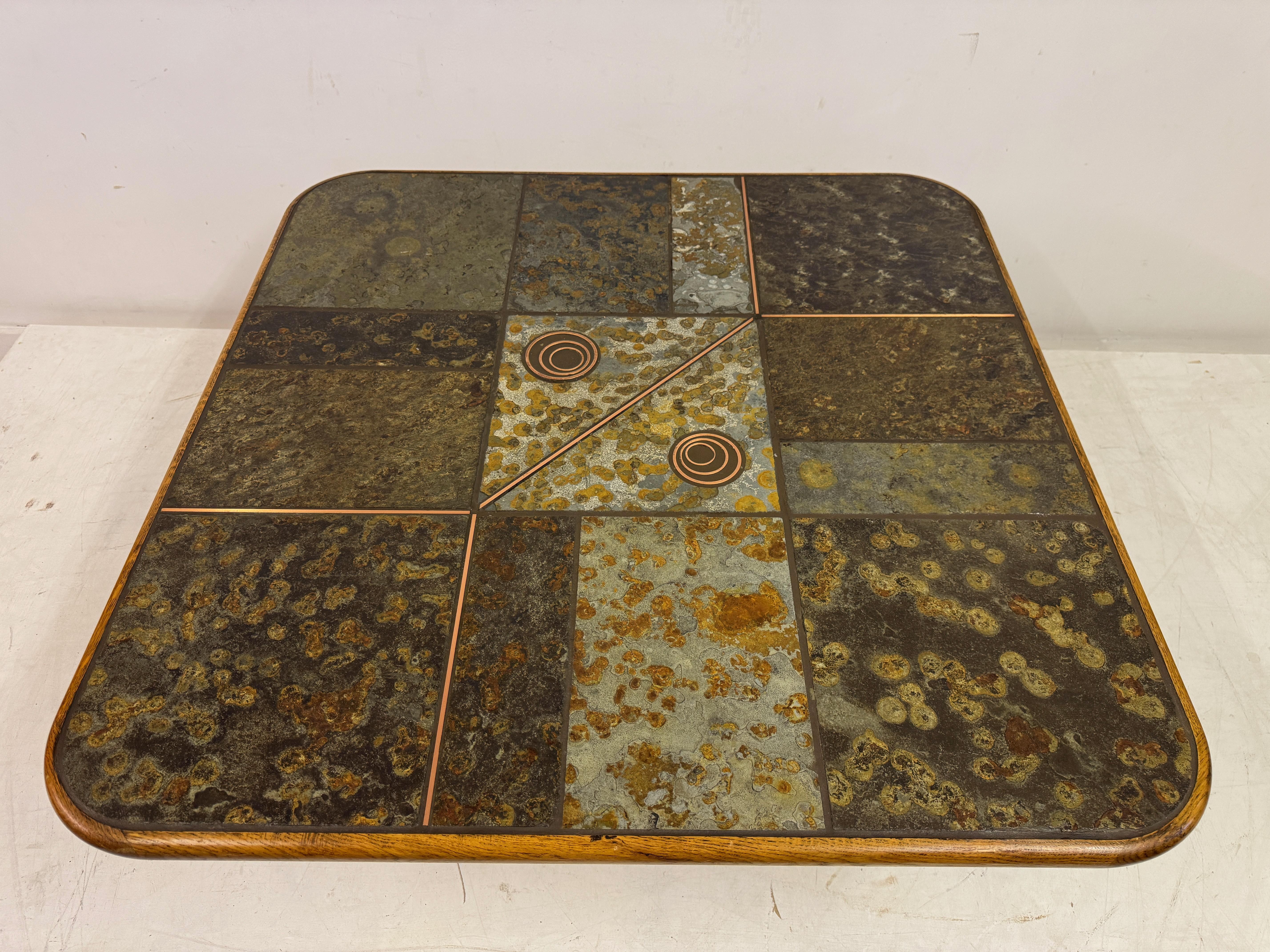 20ième siècle Table basse brutaliste en ardoise et pierre avec incrustation de cuivre style Kingma en vente