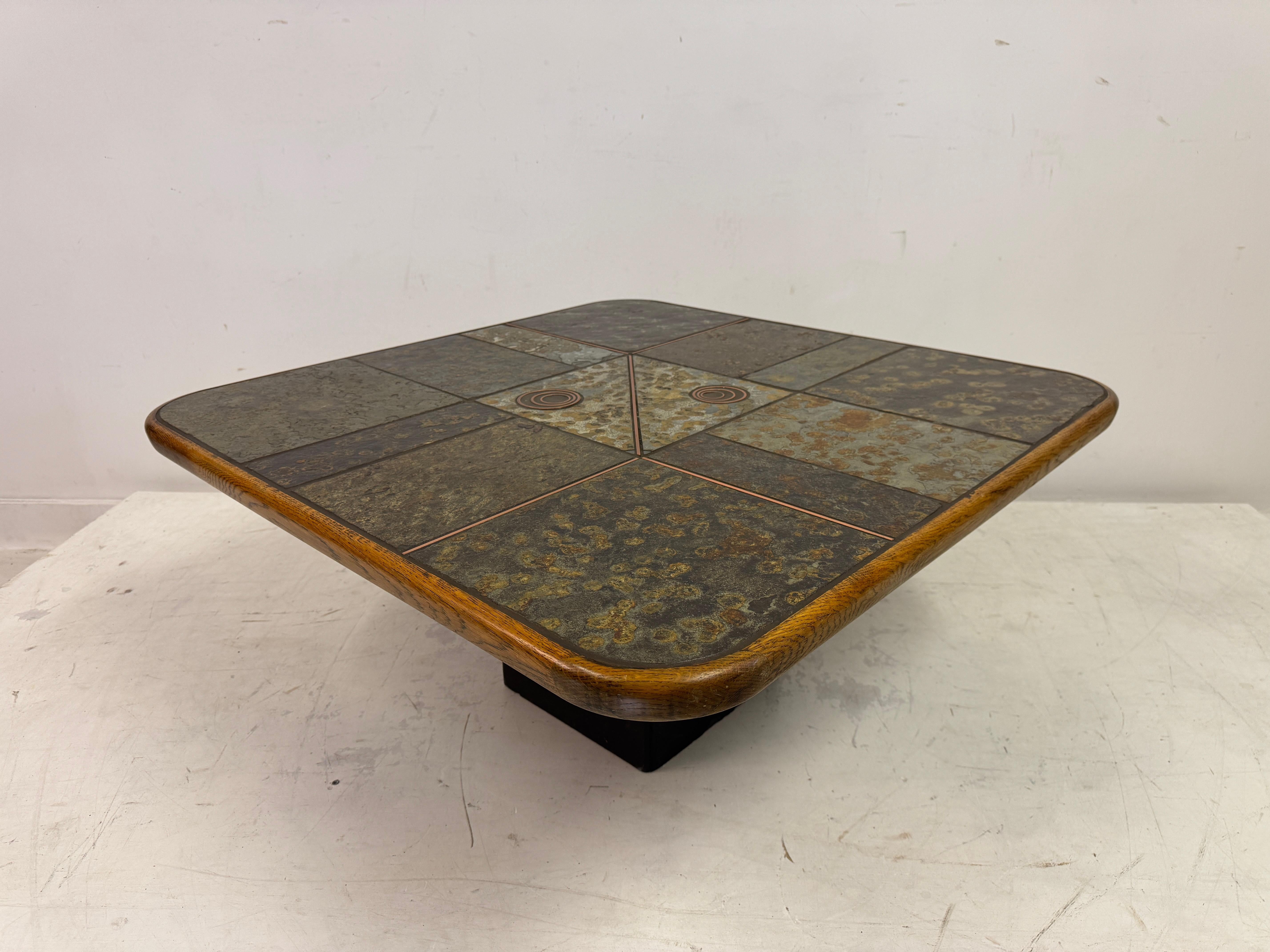 Table basse brutaliste en ardoise et pierre avec incrustation de cuivre style Kingma en vente 2