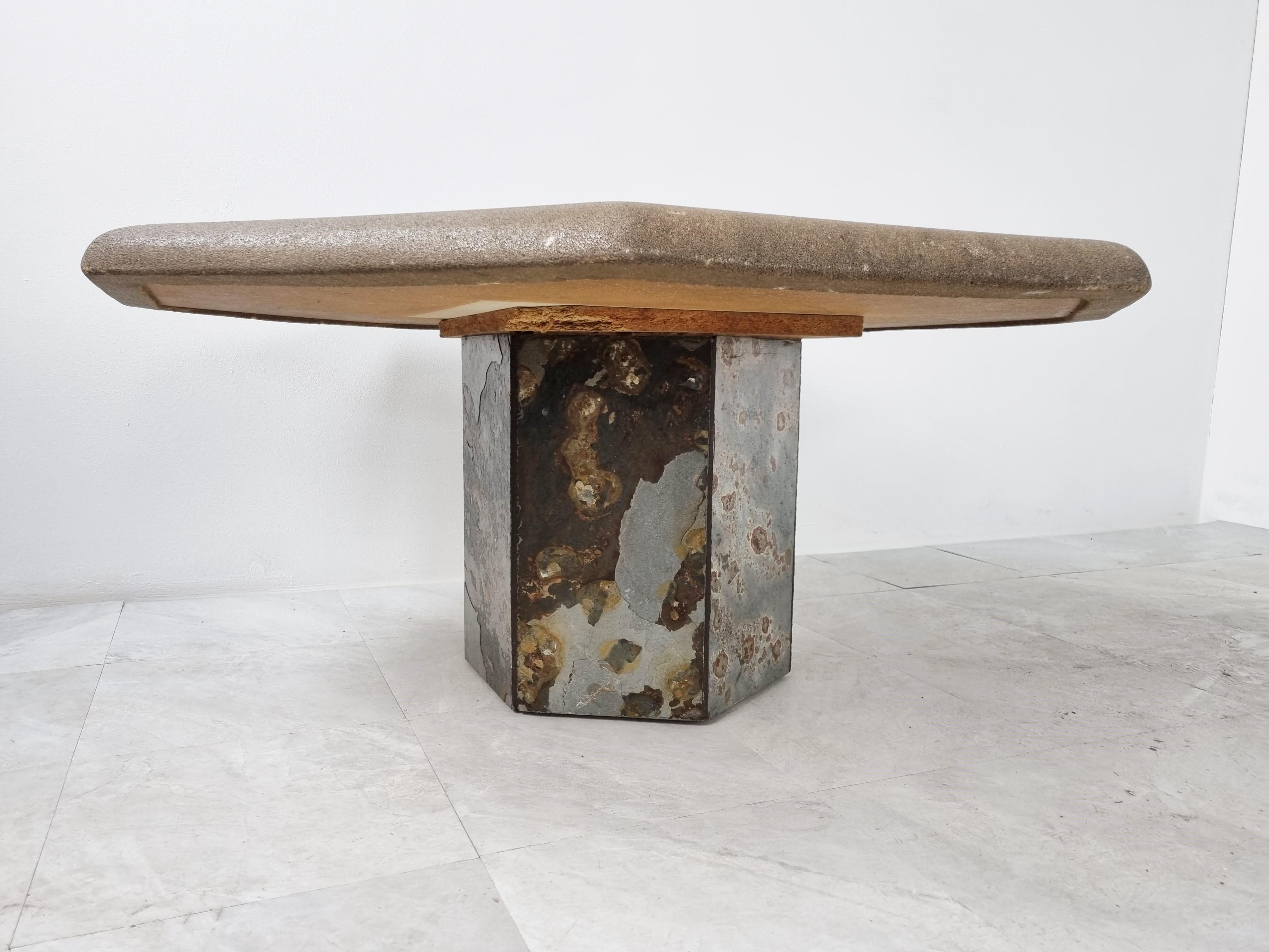 Table basse brutaliste en ardoise, 1970 Bon état - En vente à HEVERLEE, BE