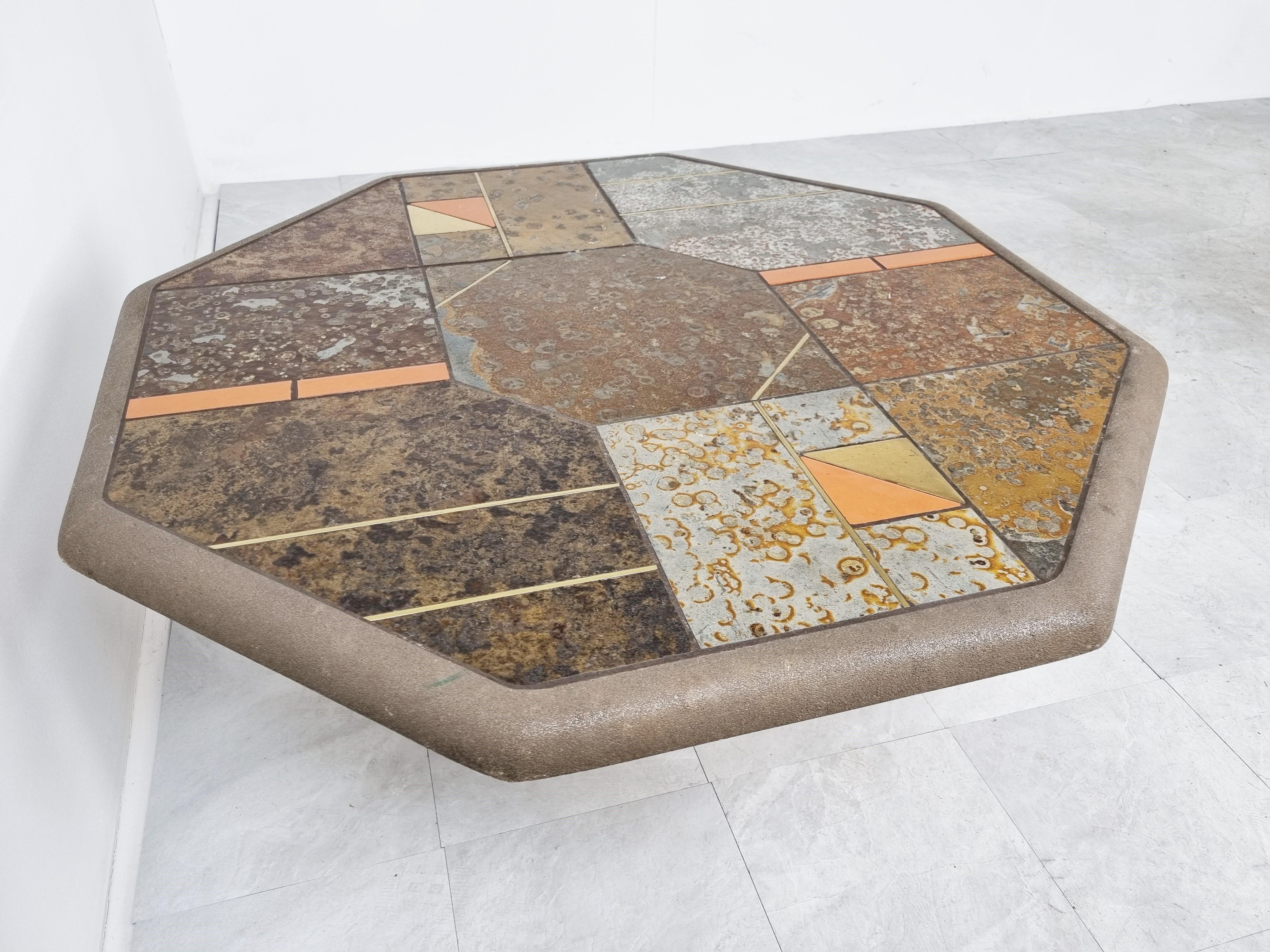 Laiton Table basse brutaliste en ardoise, 1970 en vente