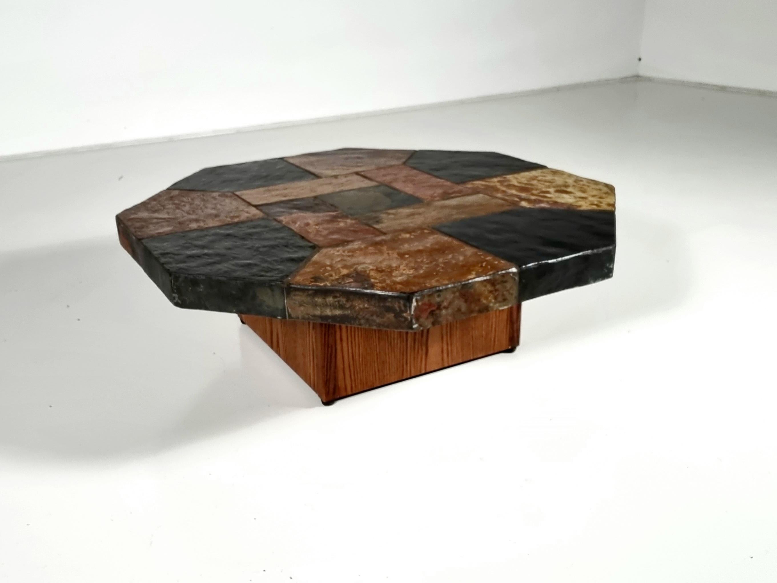 Brutalist slate stone and wood hexagonal coffee table, Belgium, 1970s In Good Condition For Sale In amstelveen, NL