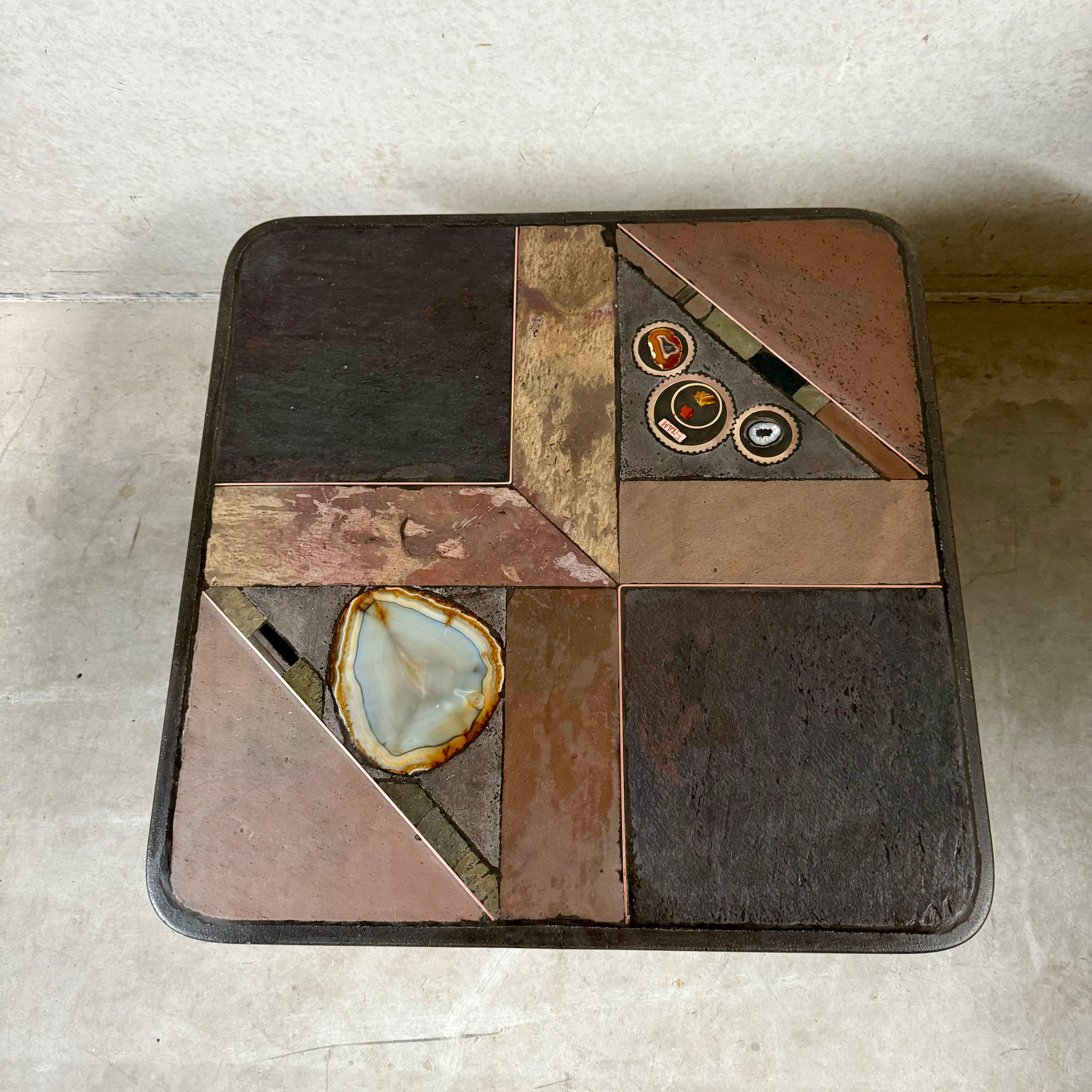 Tavolino brutalista in ardesia, pietra e ottone di Studio A. 1980 in vendita 3