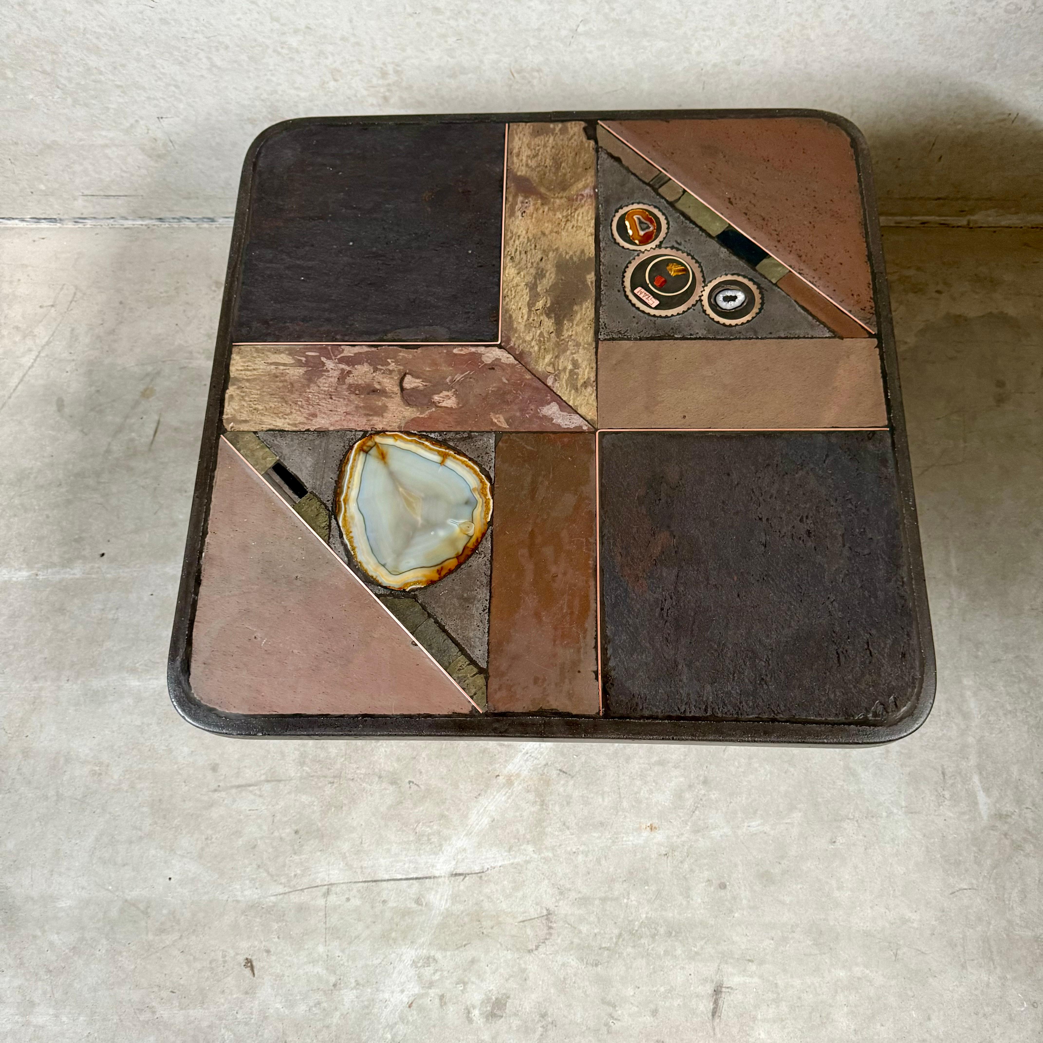Tavolino brutalista in ardesia, pietra e ottone di Studio A. 1980 in vendita 4