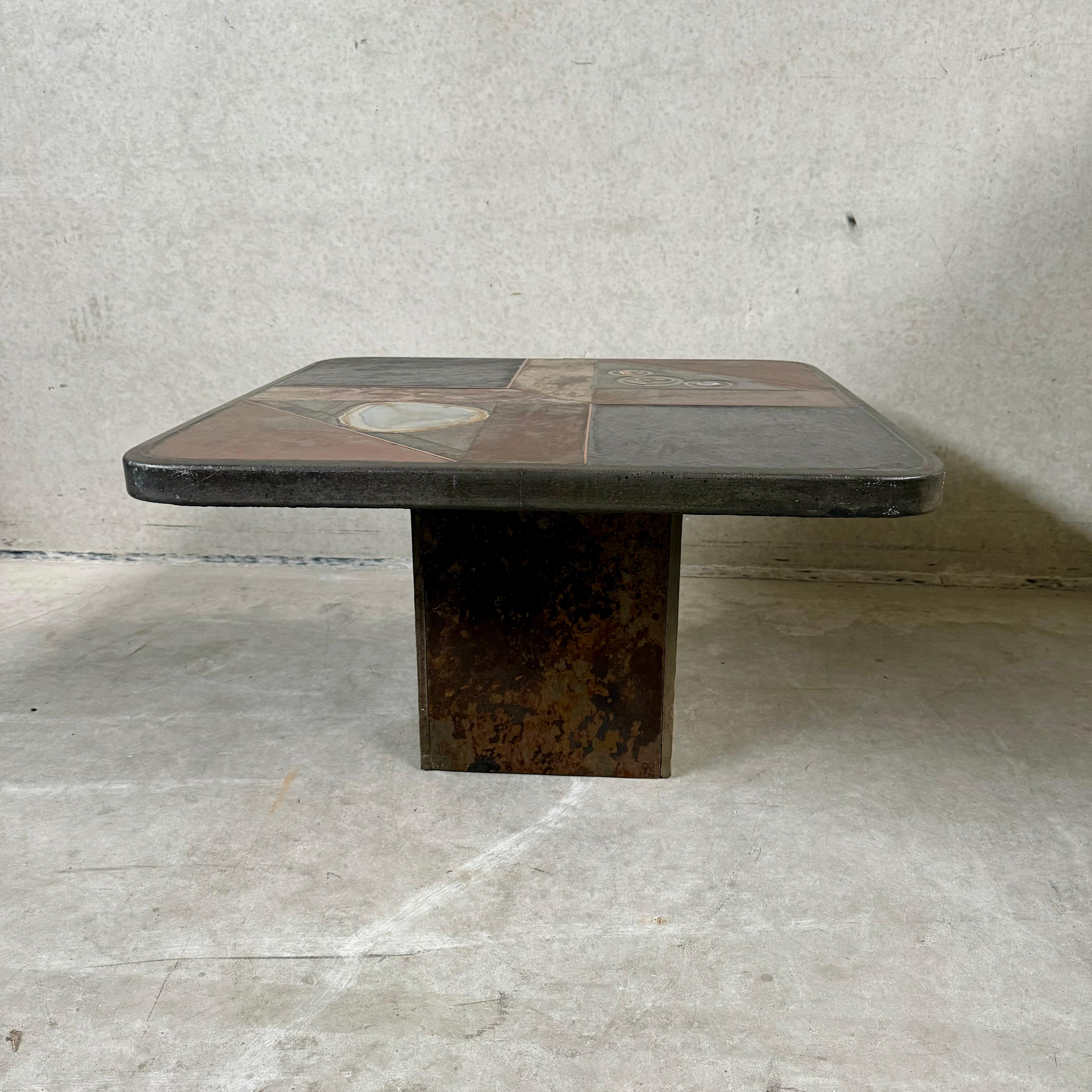 Tavolino brutalista in ardesia, pietra e ottone di Studio A. 1980 in vendita 5