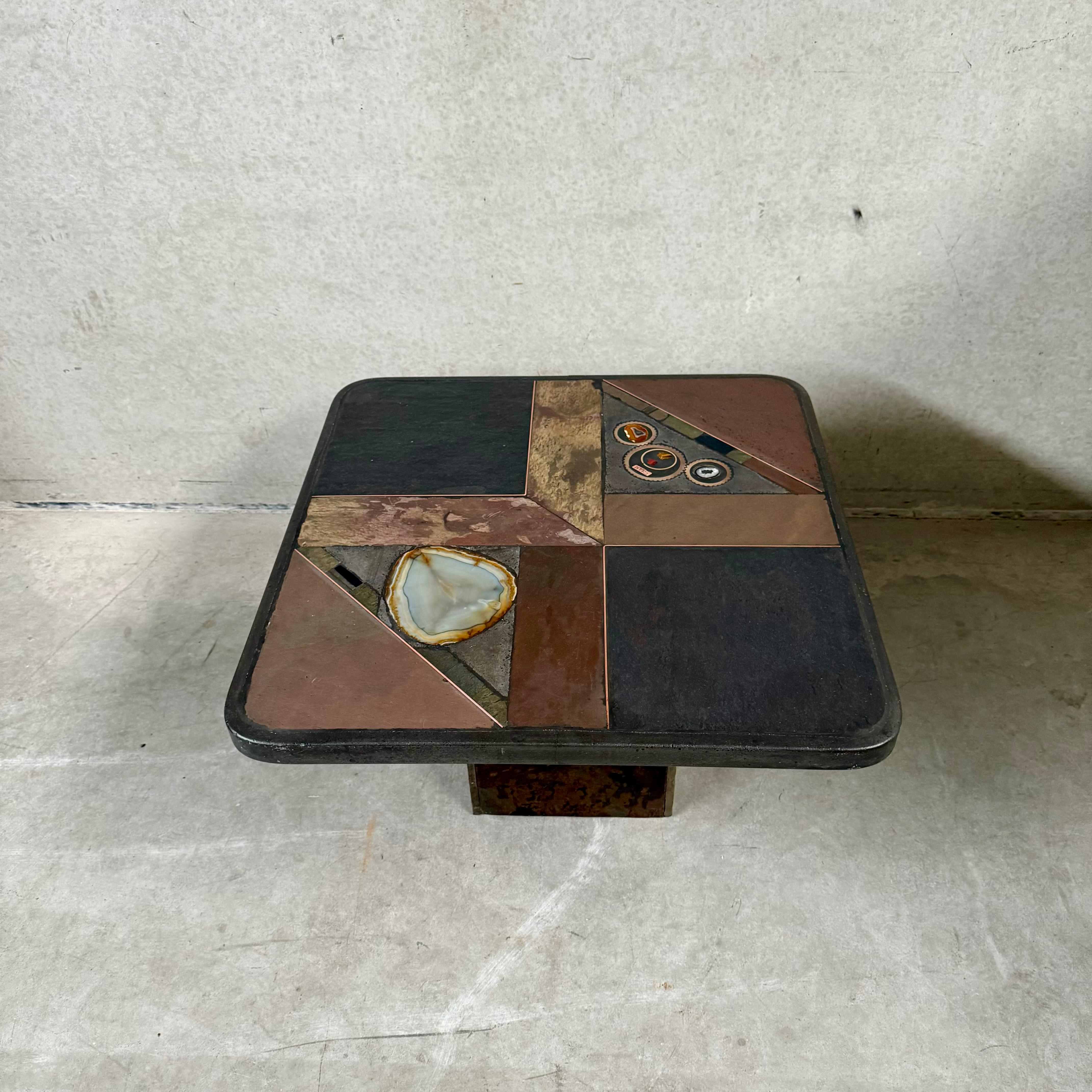 Tavolino brutalista in ardesia, pietra e ottone di Studio A. 1980 in vendita 6