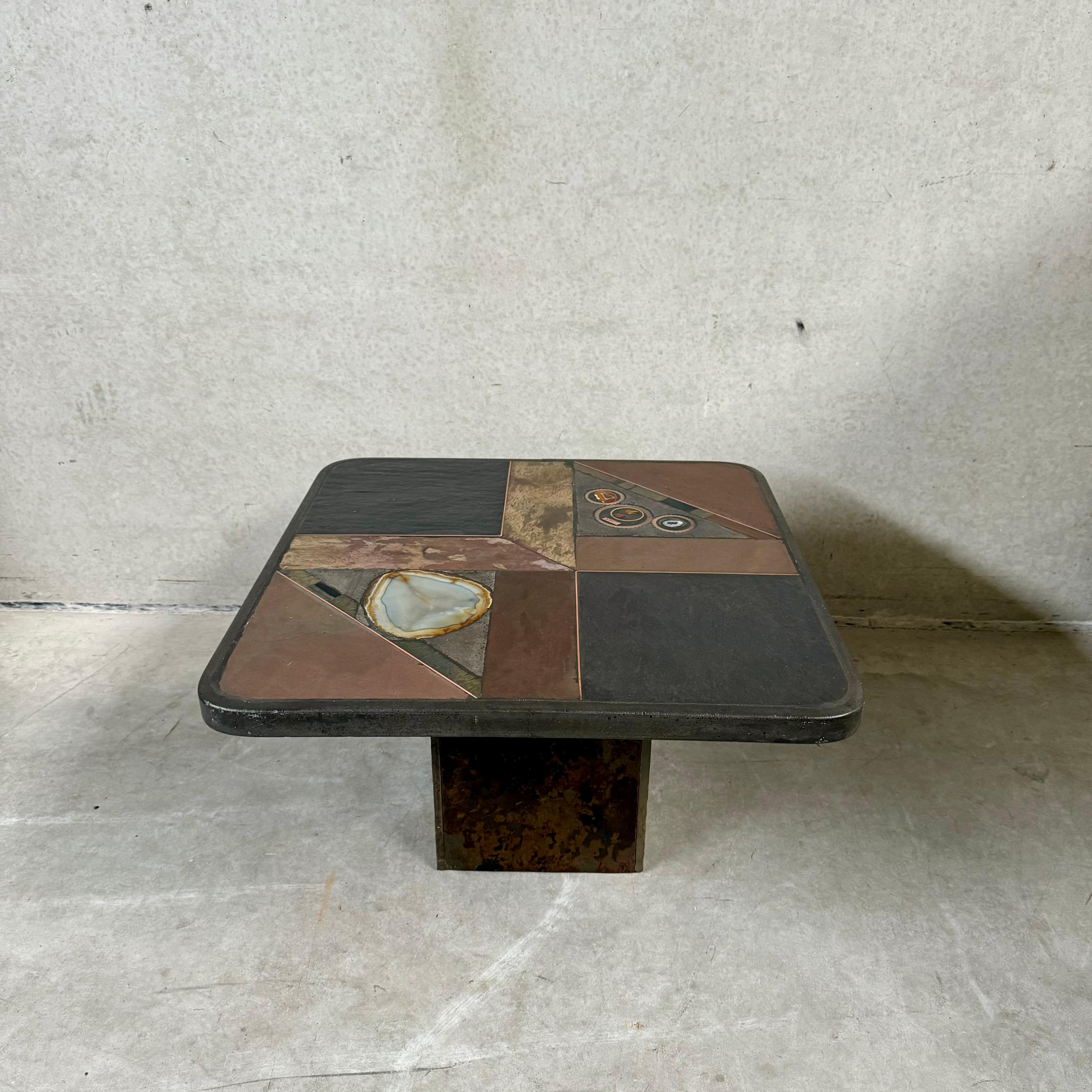 Tavolino brutalista in ardesia, pietra e ottone di Studio A. 1980 in vendita 7