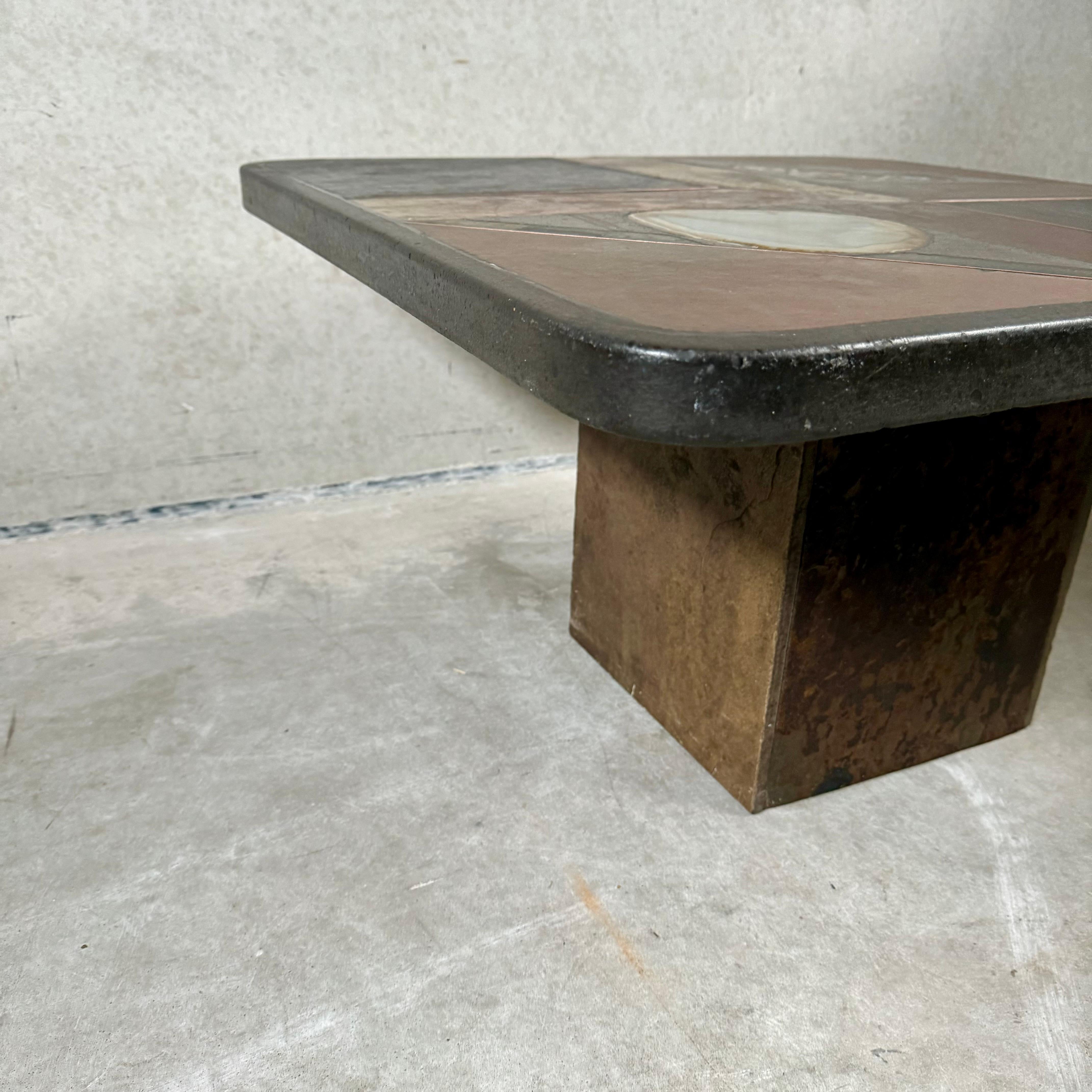 Tavolino brutalista in ardesia, pietra e ottone di Studio A. 1980 in vendita 8