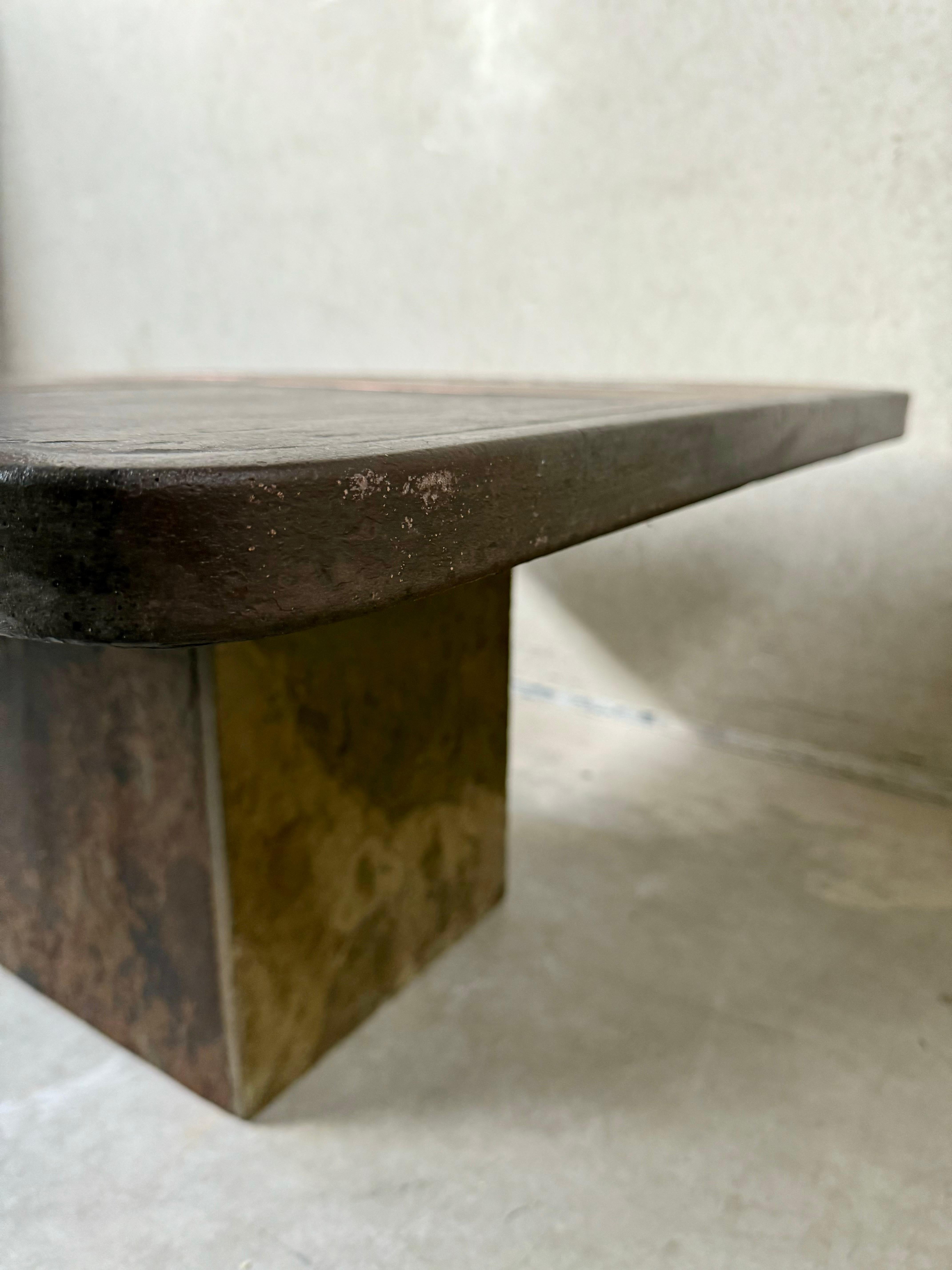 Tavolino brutalista in ardesia, pietra e ottone di Studio A. 1980 in vendita 9