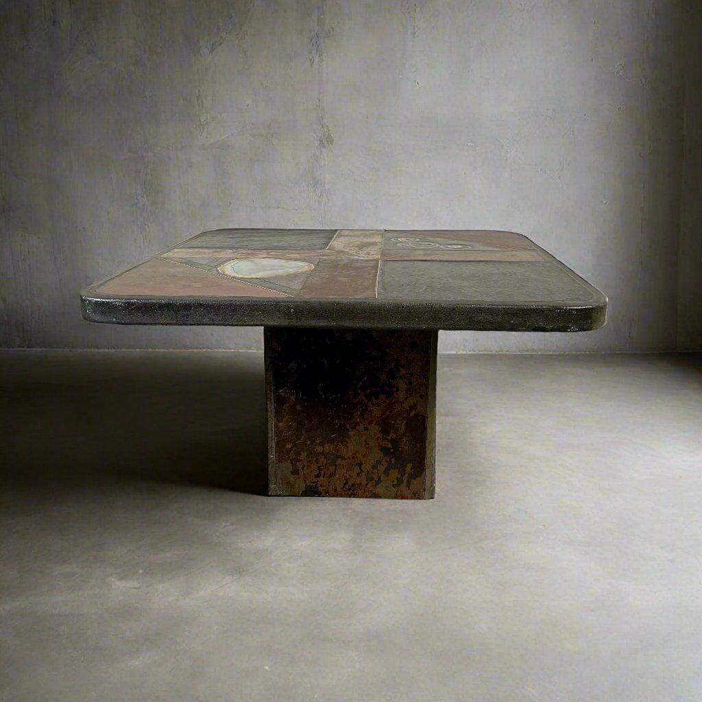 Brutalismo Tavolino brutalista in ardesia, pietra e ottone di Studio A. 1980 in vendita
