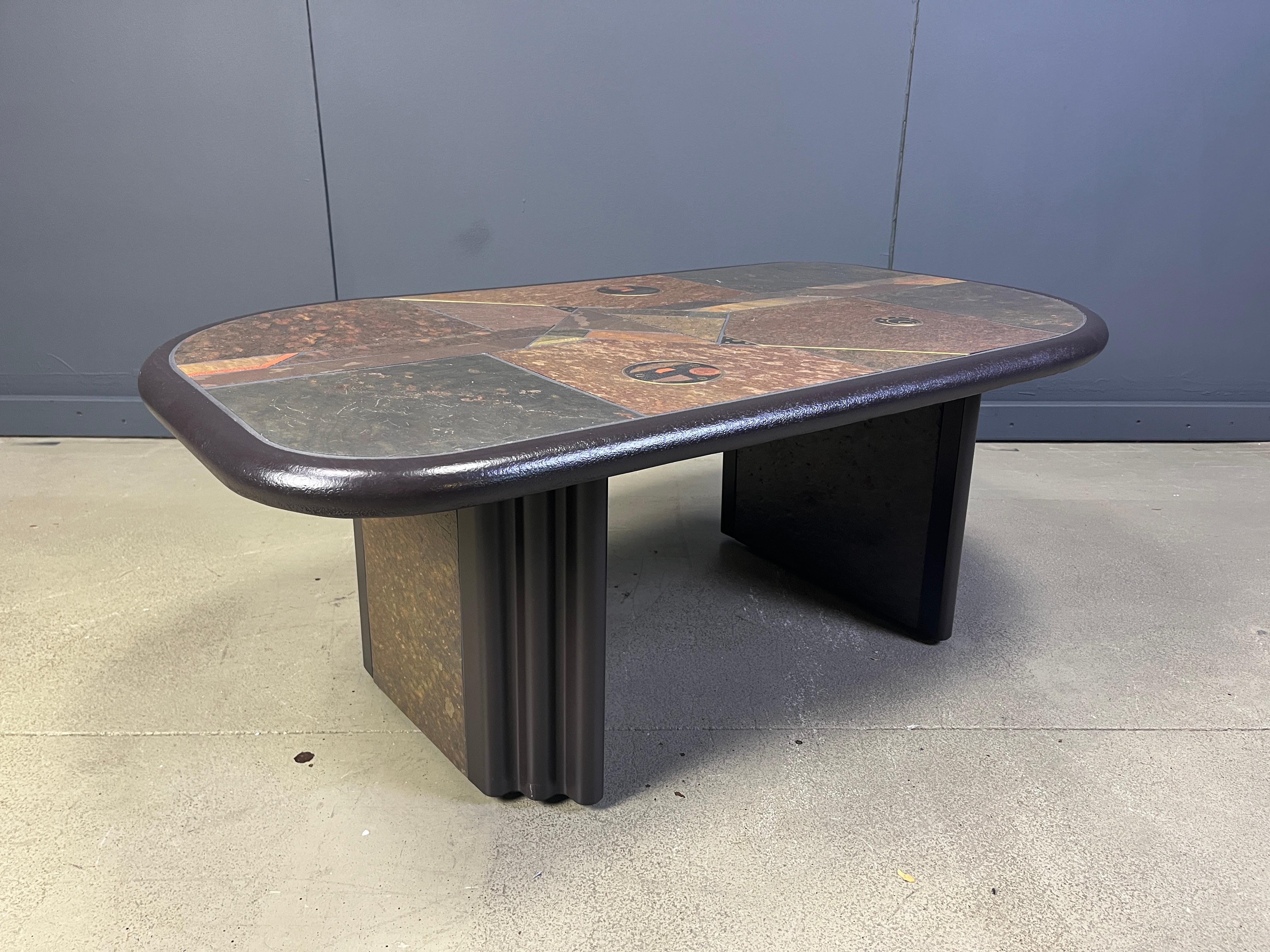 Brutalisme Table basse brutaliste en pierre d'ardoise à la manière de Paul Kingma, années 1970 en vente