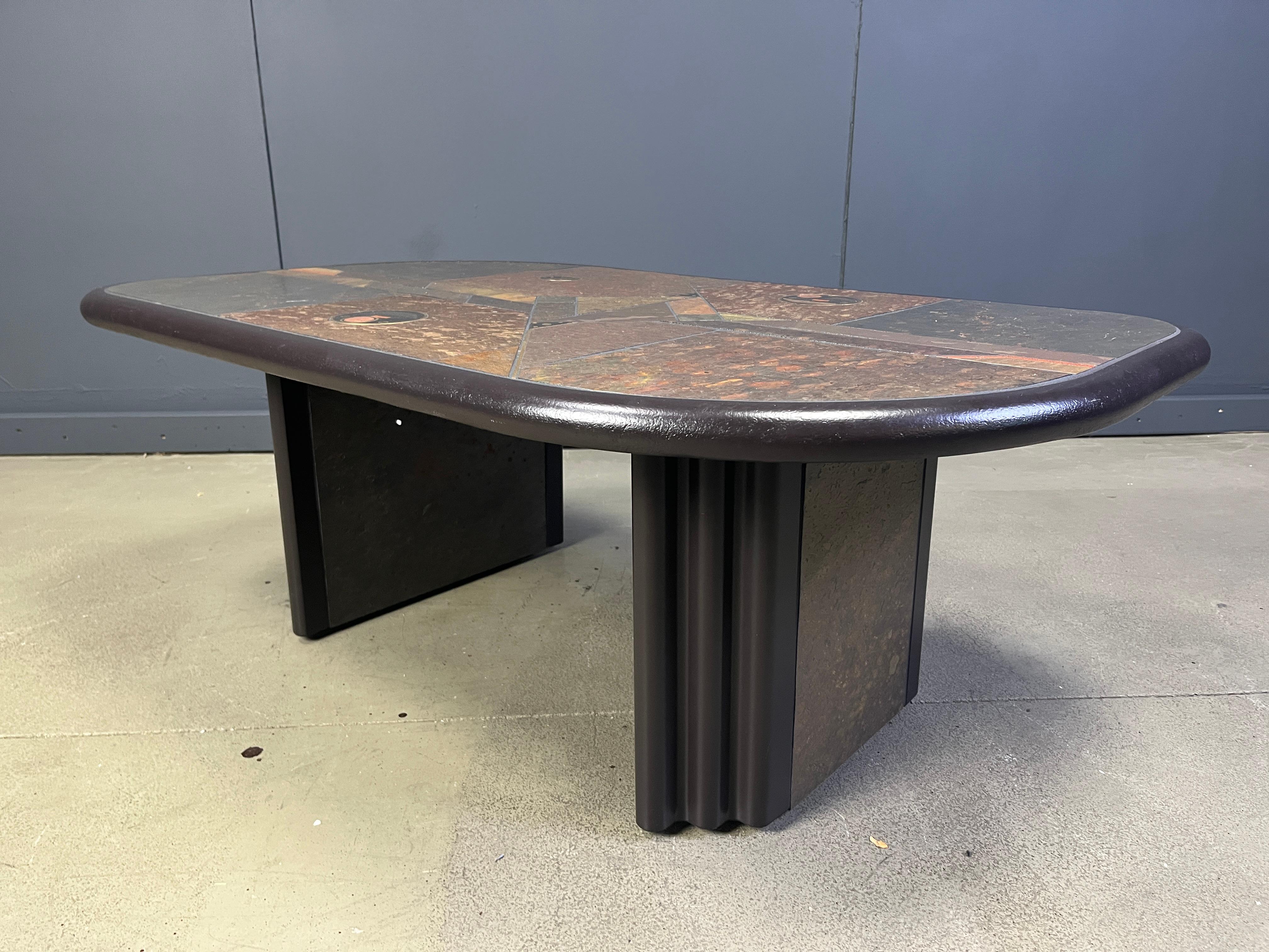 Allemand Table basse brutaliste en pierre d'ardoise à la manière de Paul Kingma, années 1970 en vente