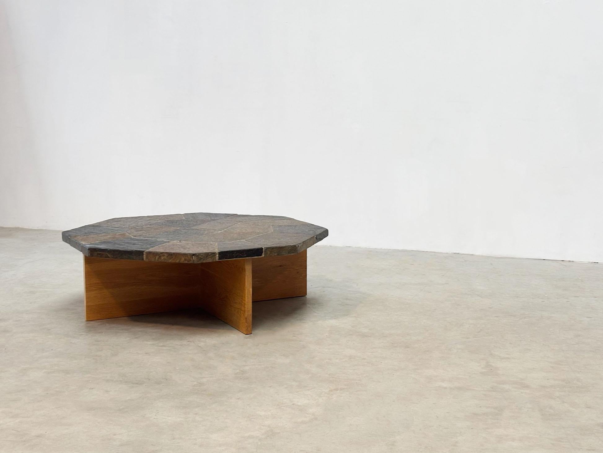Brutalist slate stone coffee table with oak base In Good Condition For Sale In Nijlen, VAN