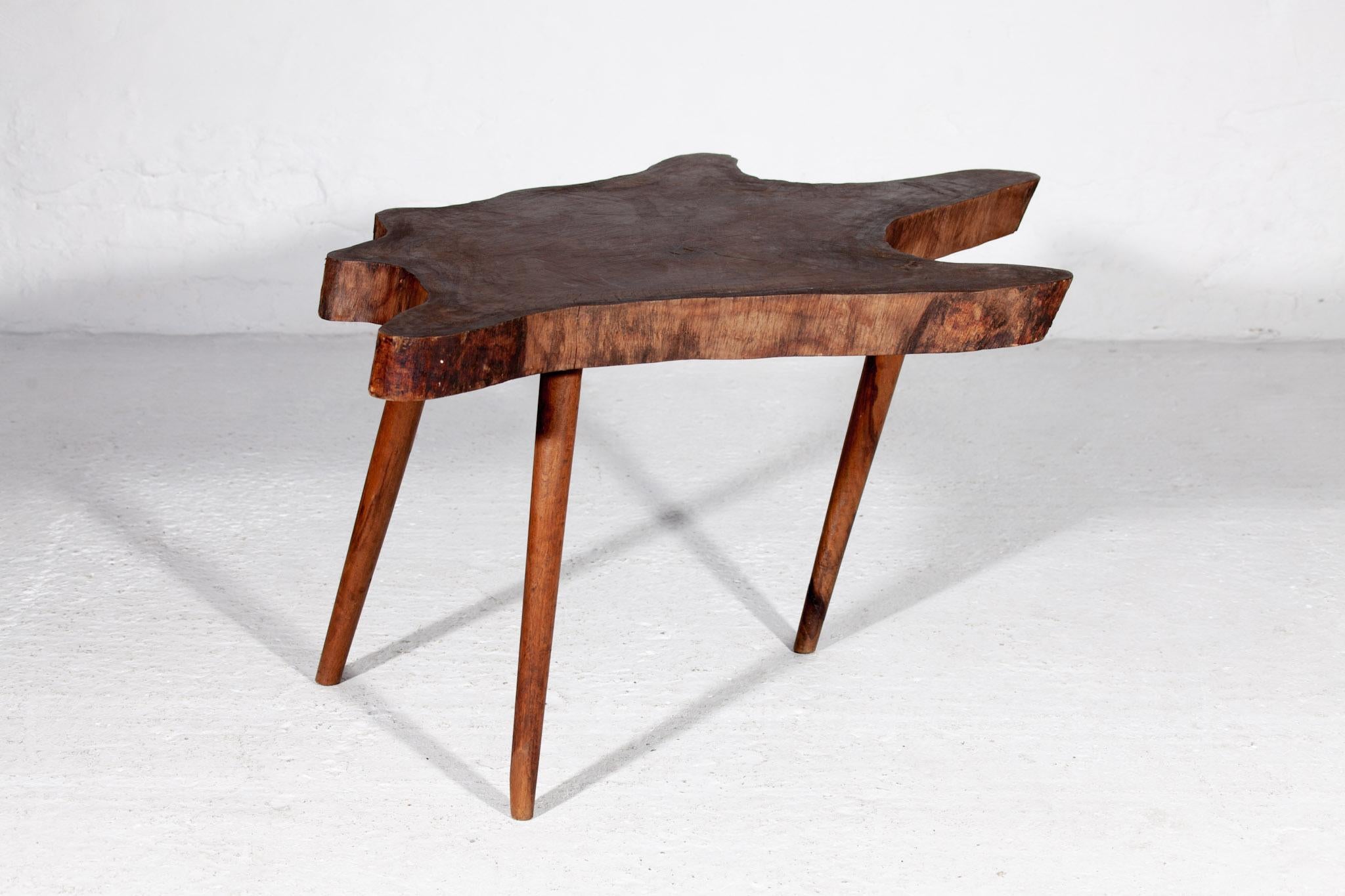 Brutalist Solid Amorphic Teak Wood Natural Slab Coffee Side Table, 1930s In Good Condition For Sale In Antwerp, BE