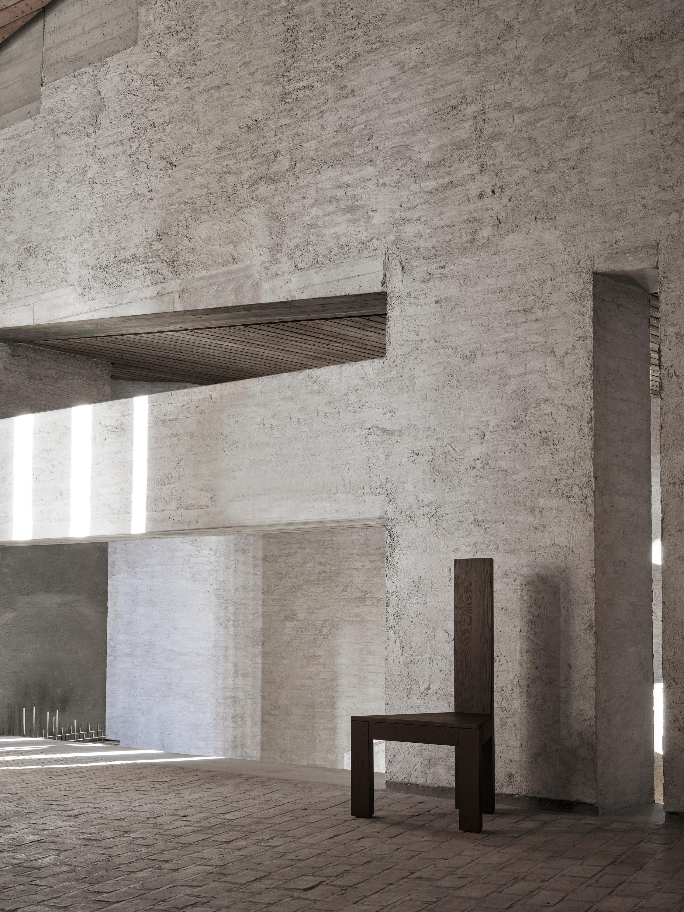 Silla Trigon Brutalista de Roble Marrón Oscuro Macizo Holandés en venta