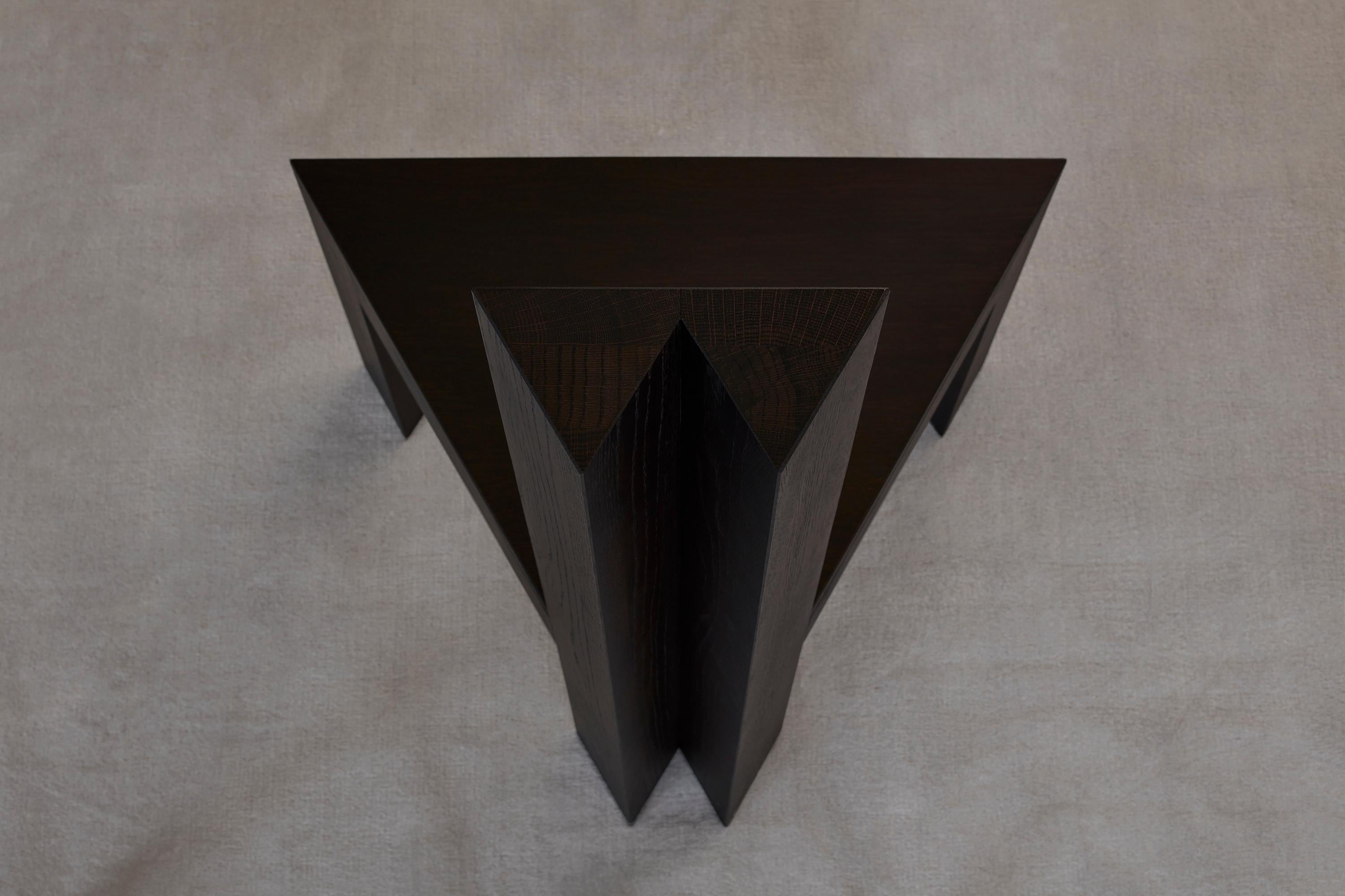Brutalistischer Stuhl Trigon aus massiver, dunkelbrauner Eiche im Zustand „Neu“ im Angebot in Amsterdam, NL