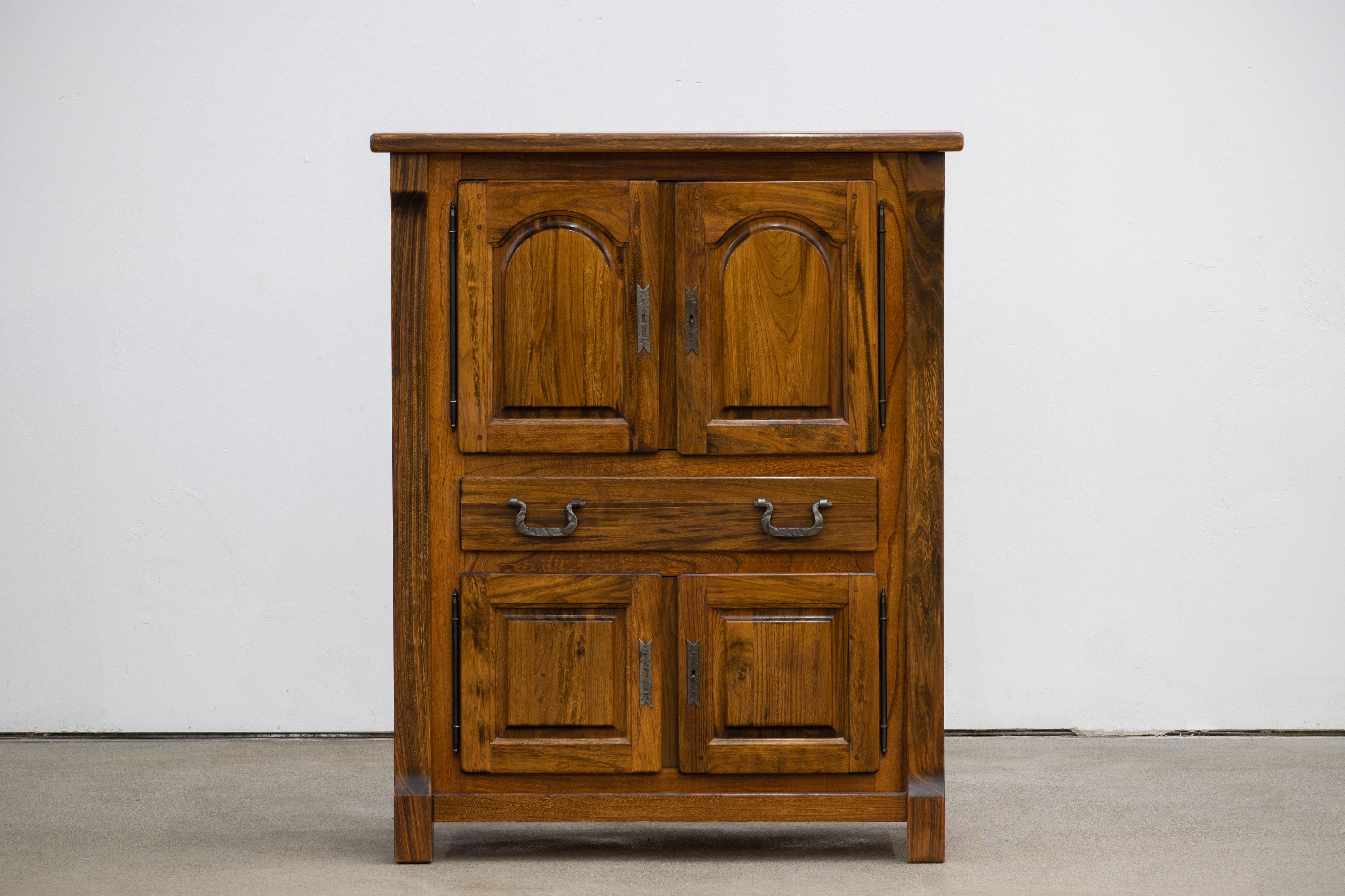 Brutalist solid elm cabinet, rustic. The buffet features stunning elm structure on door panels. It offers ample storage, with a swiveling plate behind the upper doors. A unique blend of Rustic and Brutalist Modern design. The cabinet is in excellent