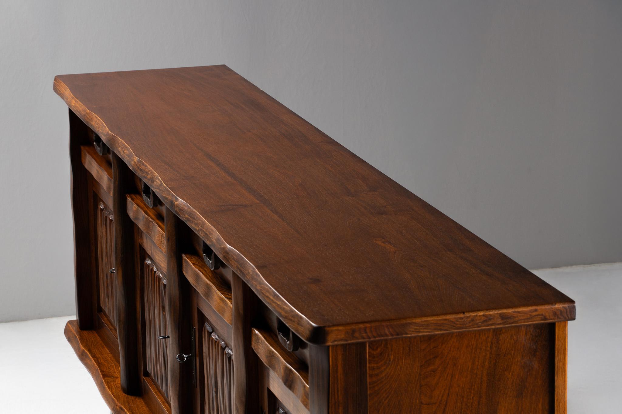 Buffet brutaliste en orme massif par Olavi Hanninen en vente 4