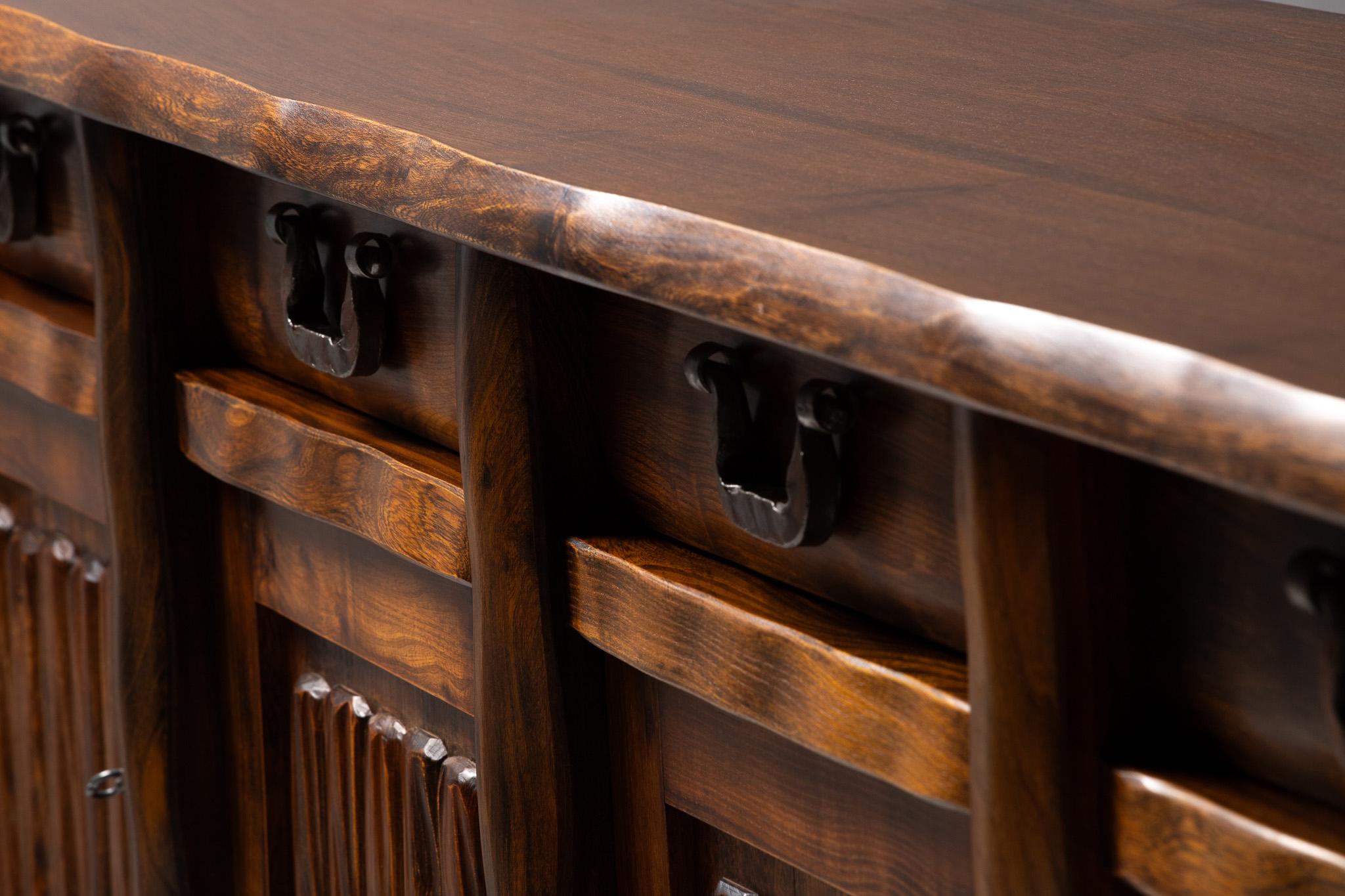 Brutalistisches Sideboard aus massiver Ulme von Olavi Hanninen im Angebot 4