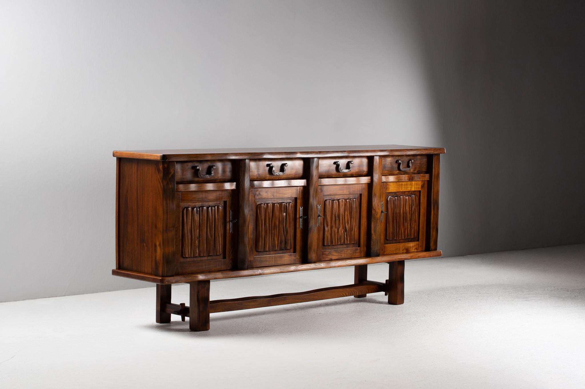 Brutalistisches Sideboard aus massiver Ulme von Olavi Hanninen (Brutalismus) im Angebot