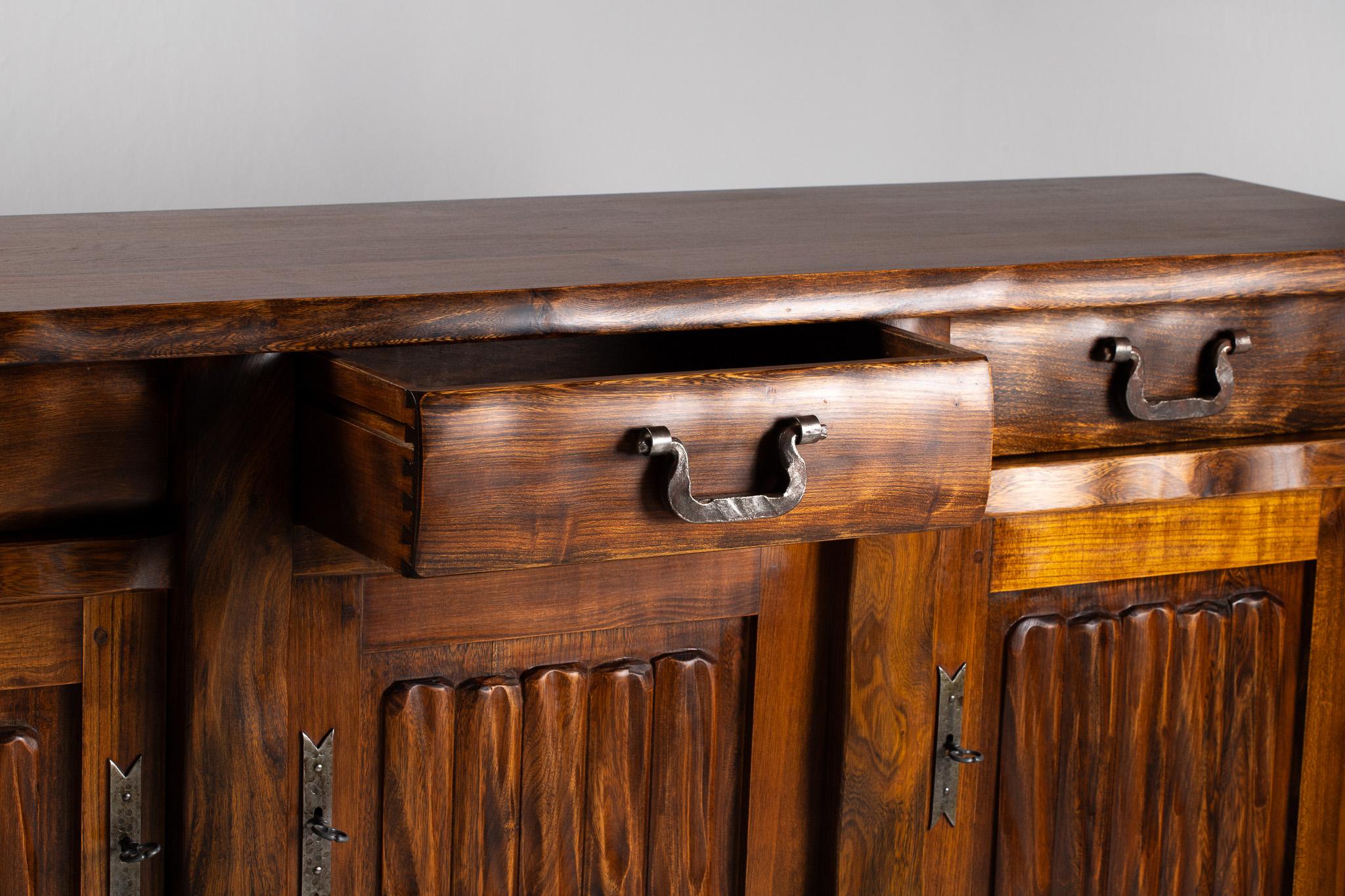 Finlandais Buffet brutaliste en orme massif par Olavi Hanninen en vente