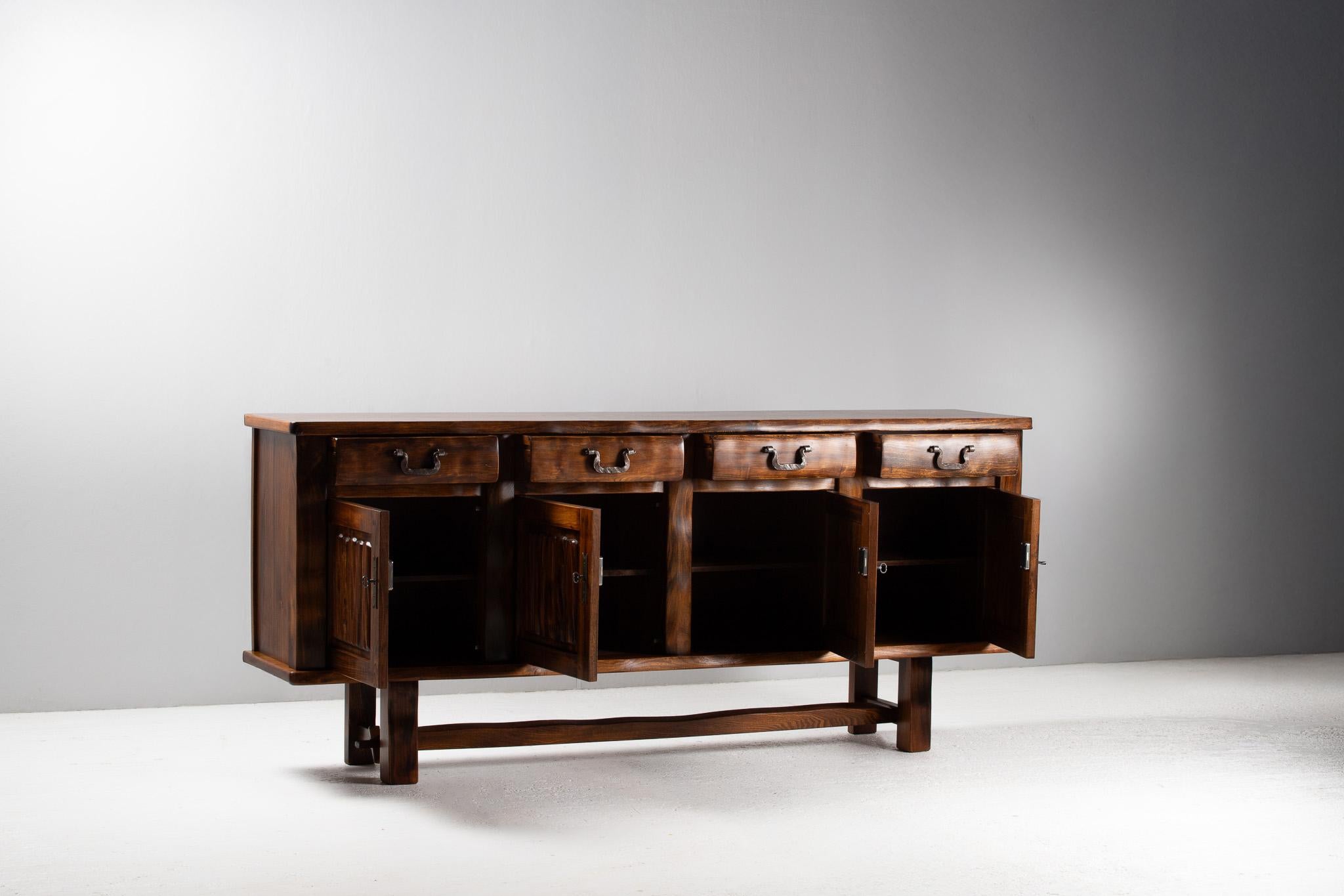 Brutalistisches Sideboard aus massiver Ulme von Olavi Hanninen (Finnisch) im Angebot
