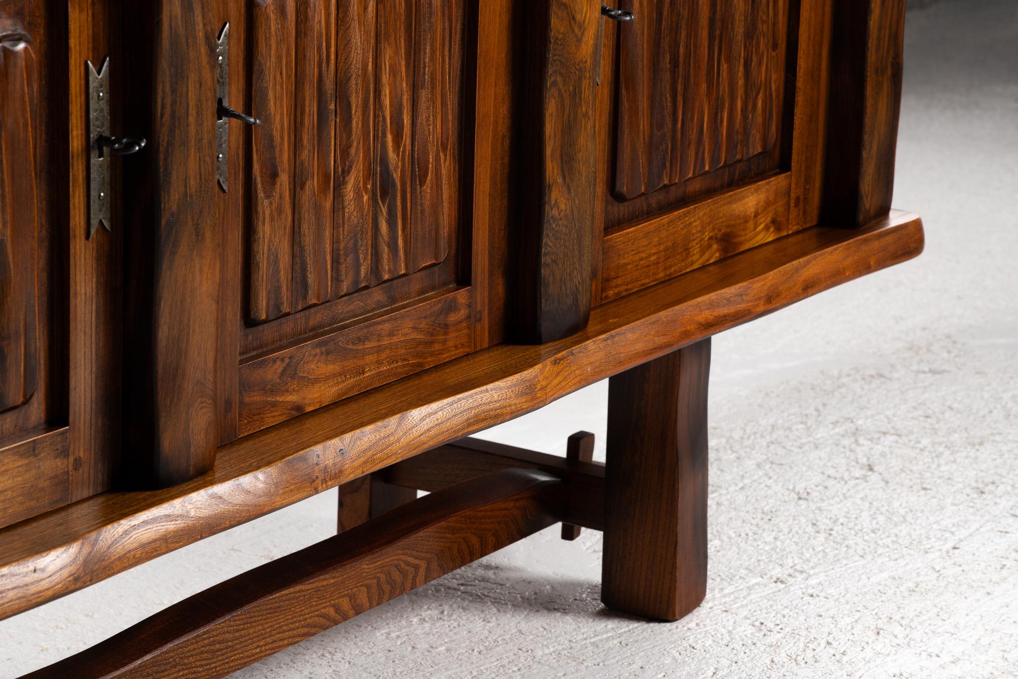 Brutalistisches Sideboard aus massiver Ulme von Olavi Hanninen (Mitte des 20. Jahrhunderts) im Angebot