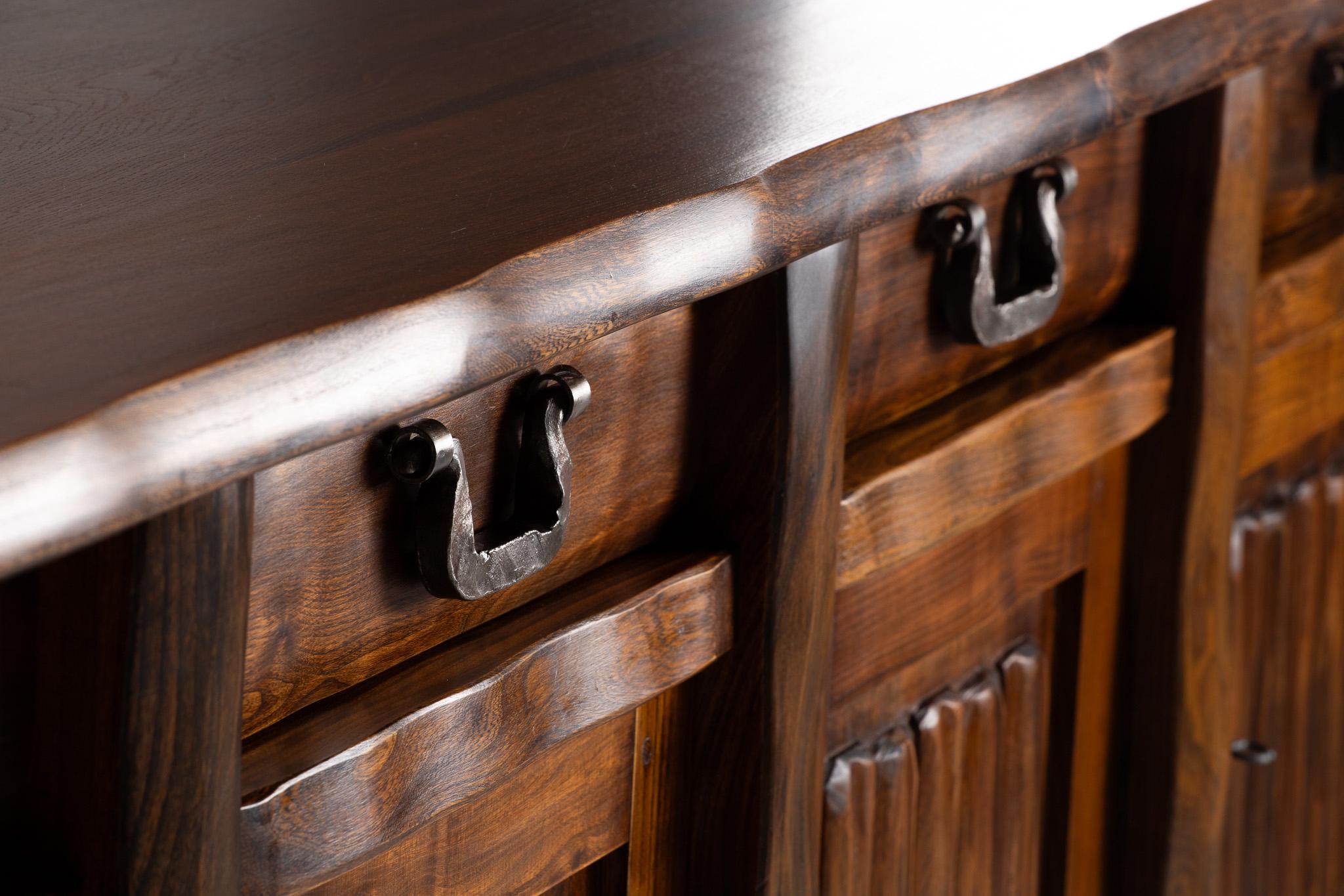 Brutalistisches Sideboard aus massiver Ulme von Olavi Hanninen (Ulmenholz) im Angebot