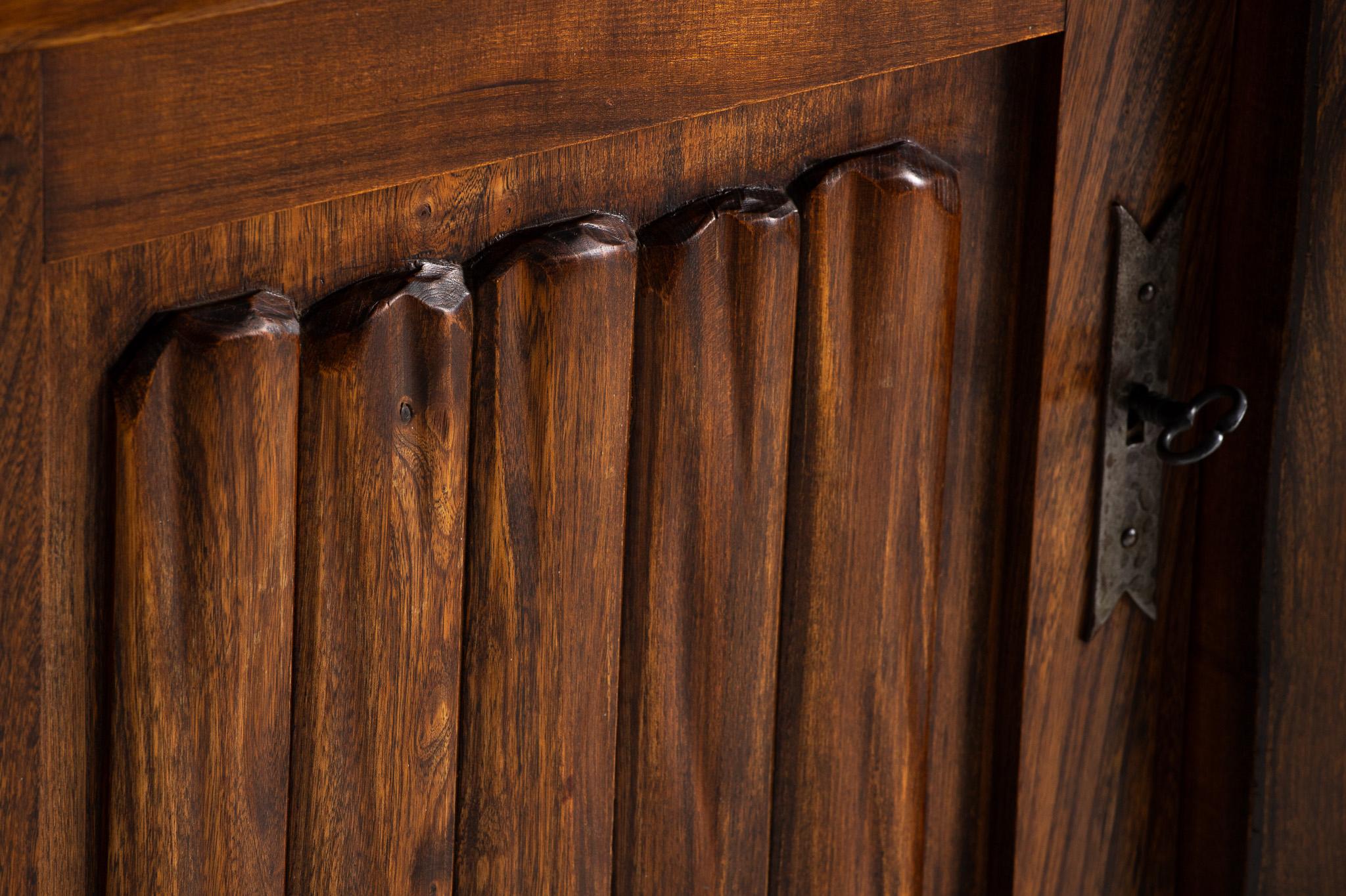 Brutalistisches Sideboard aus massiver Ulme von Olavi Hanninen im Angebot 1
