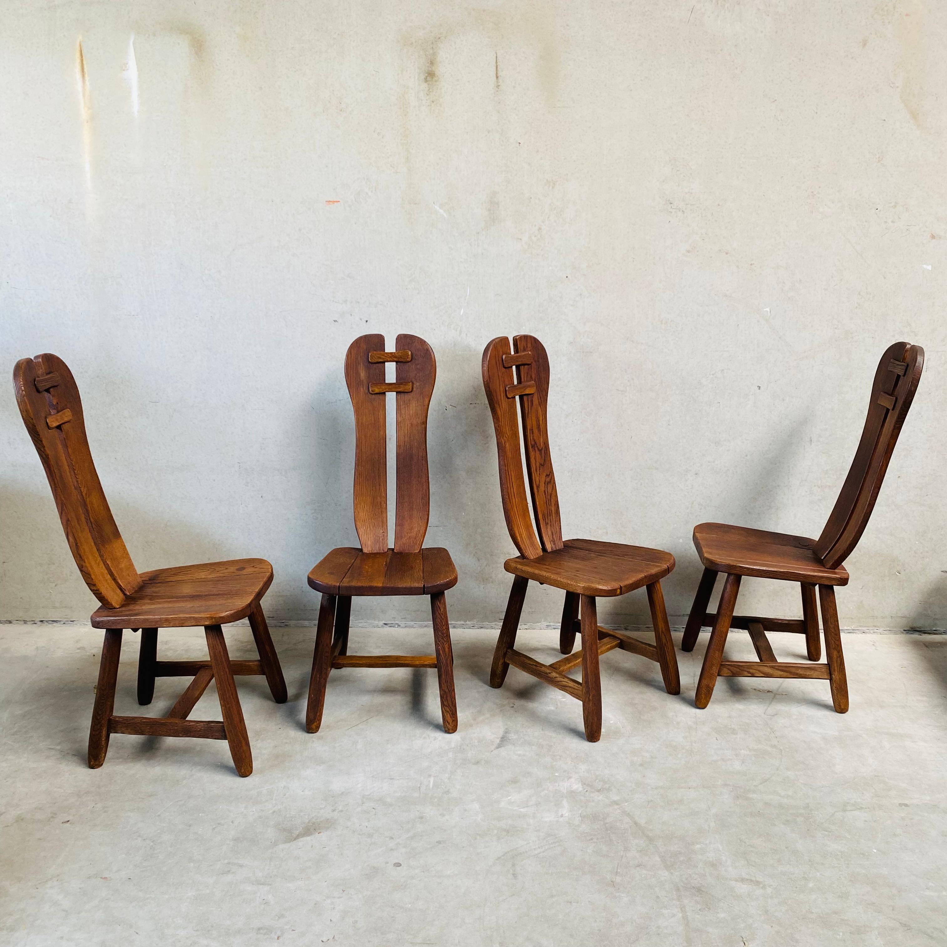 Sind Sie auf der Suche nach einzigartigen und stilvollen Esszimmerstühlen, die Ihrem Zuhause Charakter verleihen? Die brutalistischen Art Dining Chairs aus massivem Eichenholz von Kunstmeubelen De Puydt wurden in den 1970er Jahren in Belgien