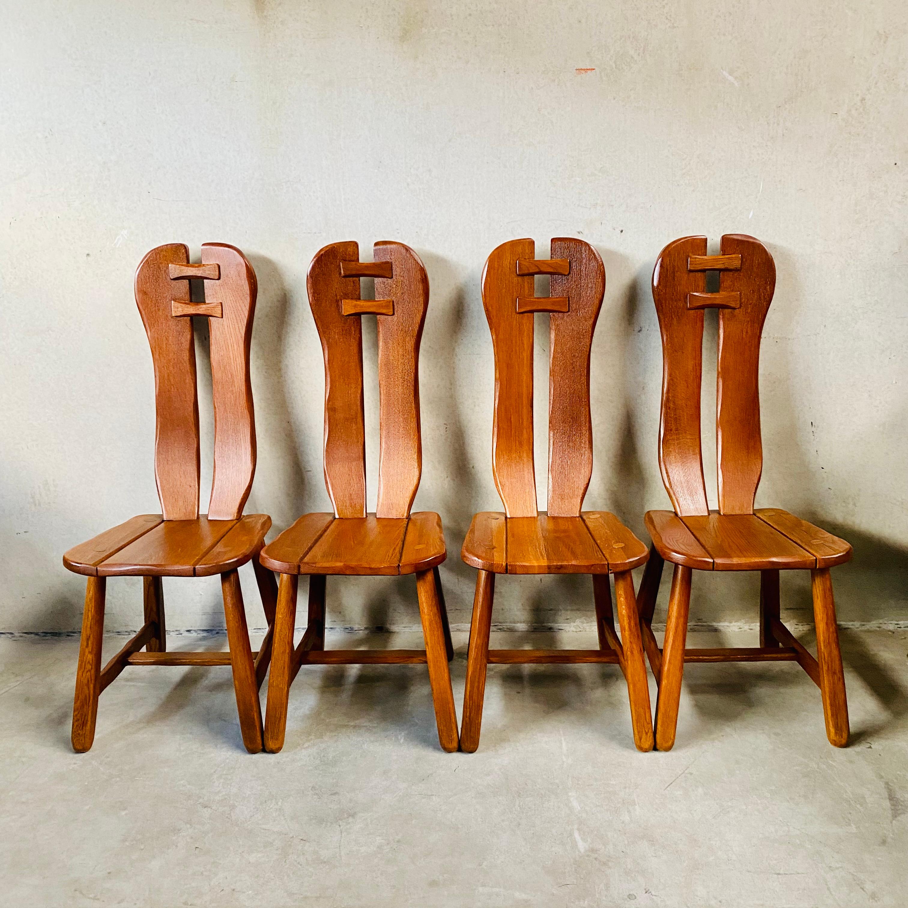 Vous recherchez des chaises de salle à manger uniques et élégantes pour donner du caractère à votre maison ? Ne cherchez pas plus loin que les chaises à manger d'art en chêne massif brutaliste de Kunstmeubelen De Puydt, fabriquées en Belgique dans