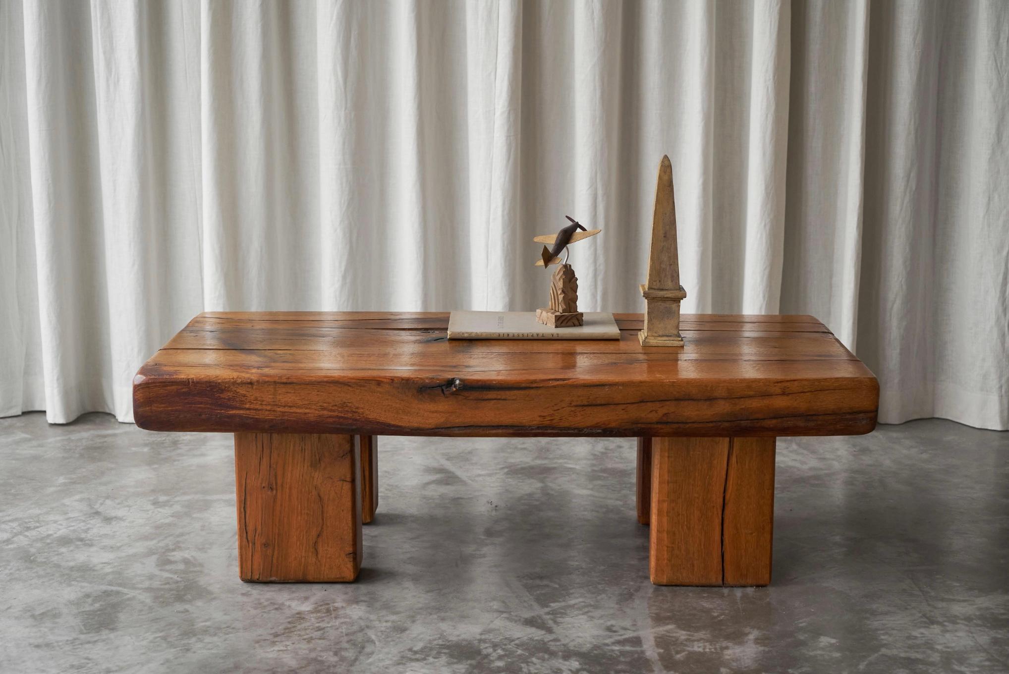Tavolino brutalista in legno massiccio di Oak, Europa, anni '70 in vendita 2