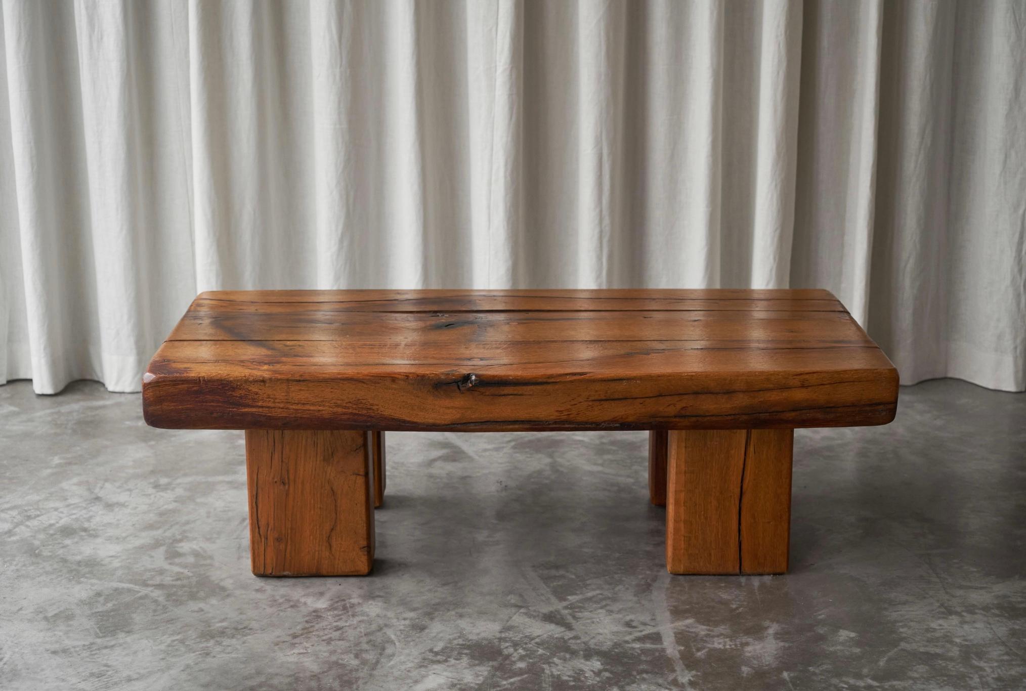 Tavolino brutalista in legno massiccio di Oak, Europa, anni '70.

Questo monumentale tavolino brutalista con travi in rovere massiccio è stato realizzato negli anni '70 in Europa. Ha un aspetto modesto ma molto forte, privo di qualsiasi decorazione.