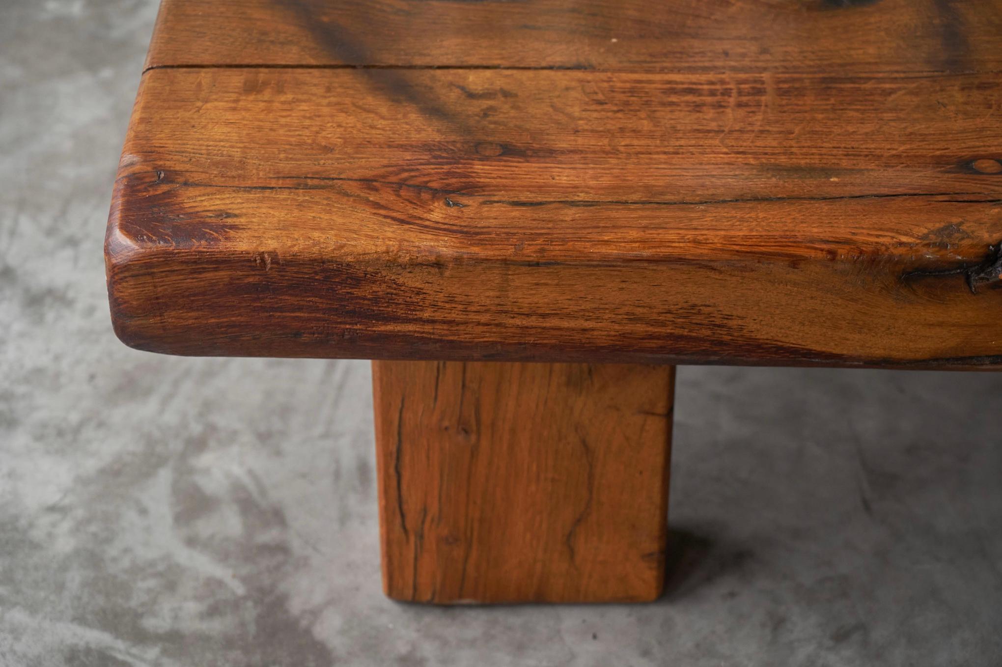 Europeo Tavolino brutalista in legno massiccio di Oak, Europa, anni '70 in vendita