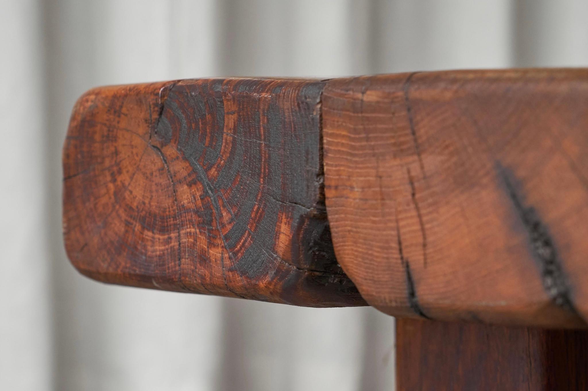 Fatto a mano Tavolino brutalista in legno massiccio di Oak, Europa, anni '70 in vendita