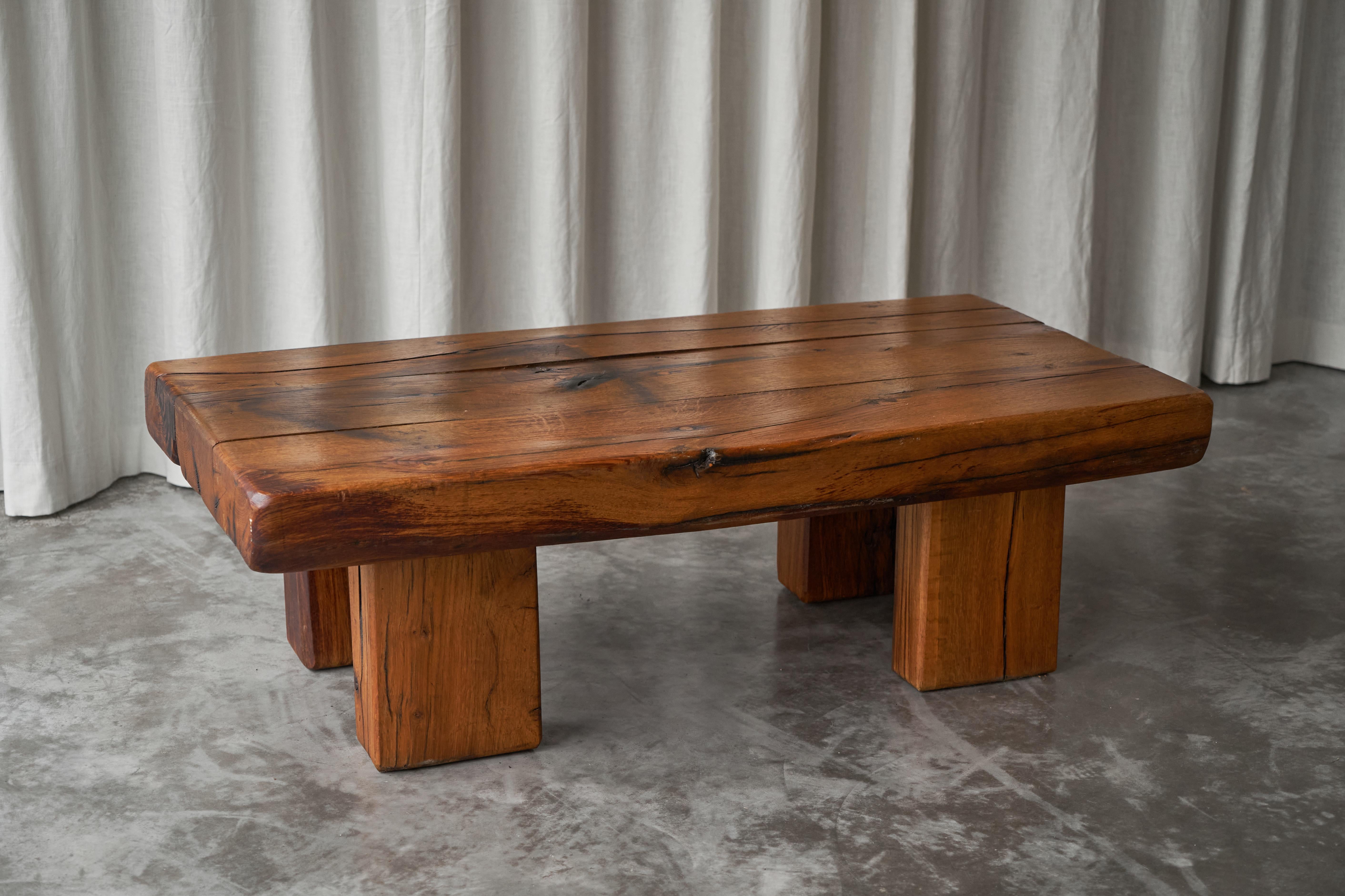Brutalist Solid Oak Beam Coffee Table, Europe 1970s In Good Condition For Sale In Tilburg, NL