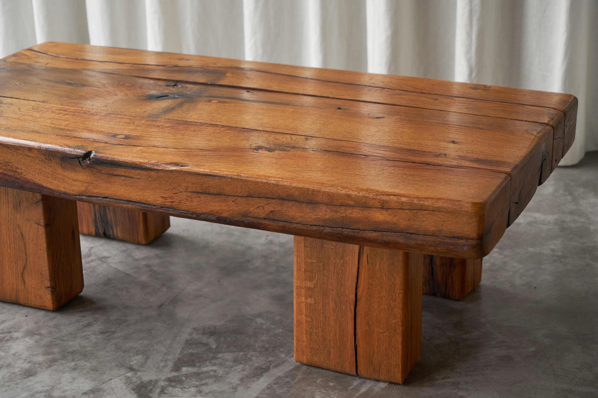 Quercia Tavolino brutalista in legno massiccio di Oak, Europa, anni '70 in vendita