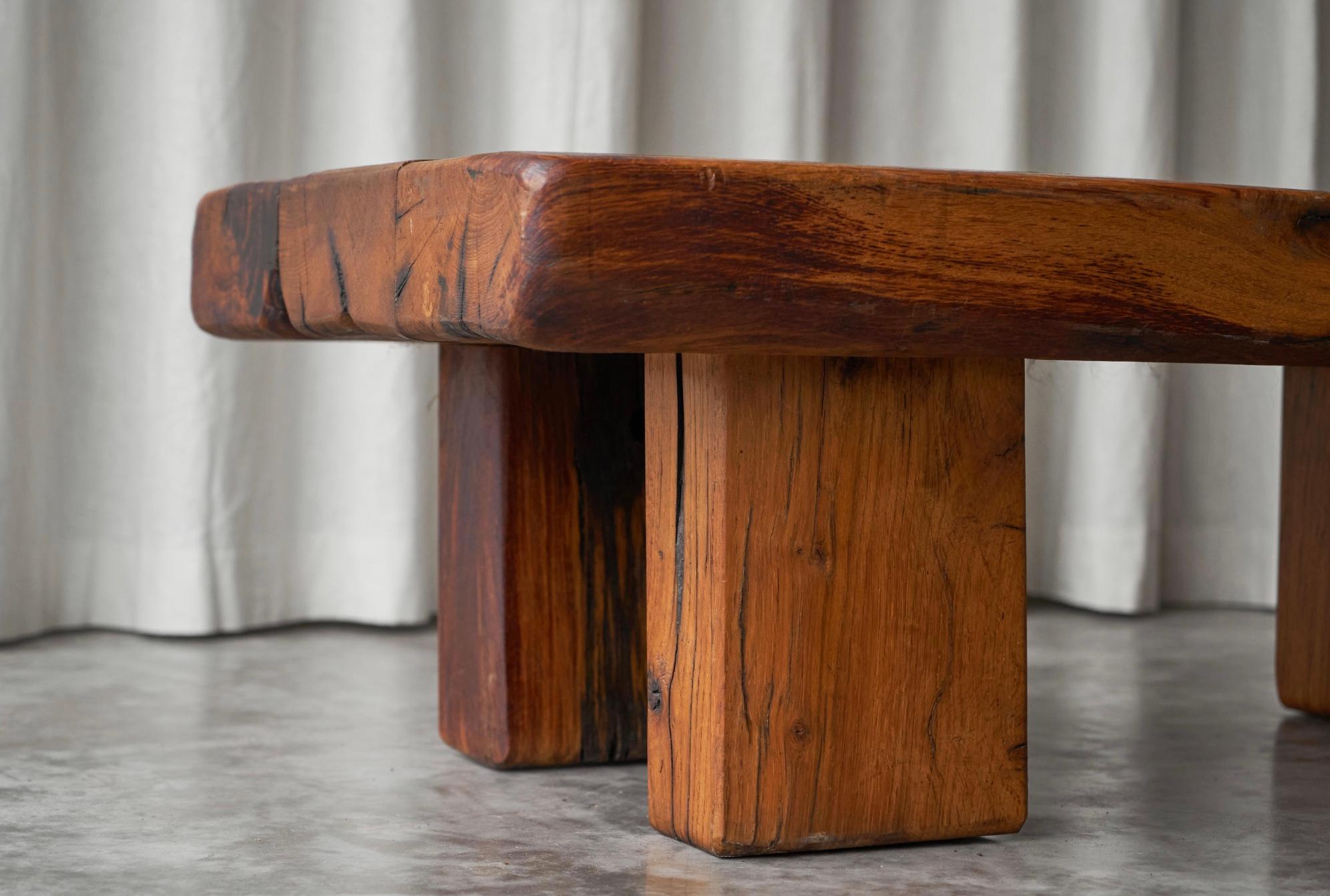 Tavolino brutalista in legno massiccio di Oak, Europa, anni '70 in vendita 1