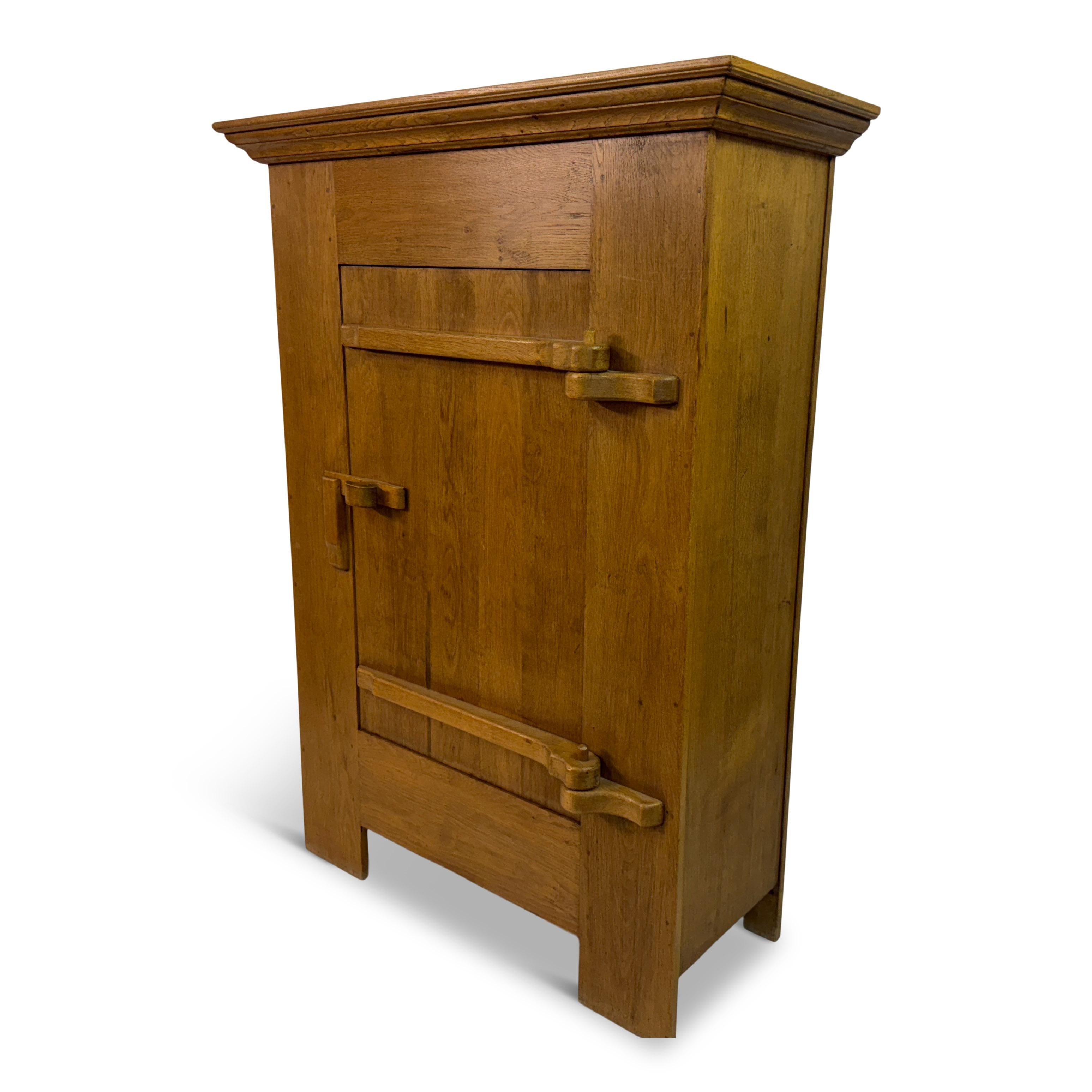 Este cautivador armario es un buen ejemplo de la artesanía del roble belga de los años 60, diseñado en un inconfundible estilo Brutalista. La pieza está fabricada en roble macizo, con un acabado natural que resalta los tonos ricos y cálidos y las