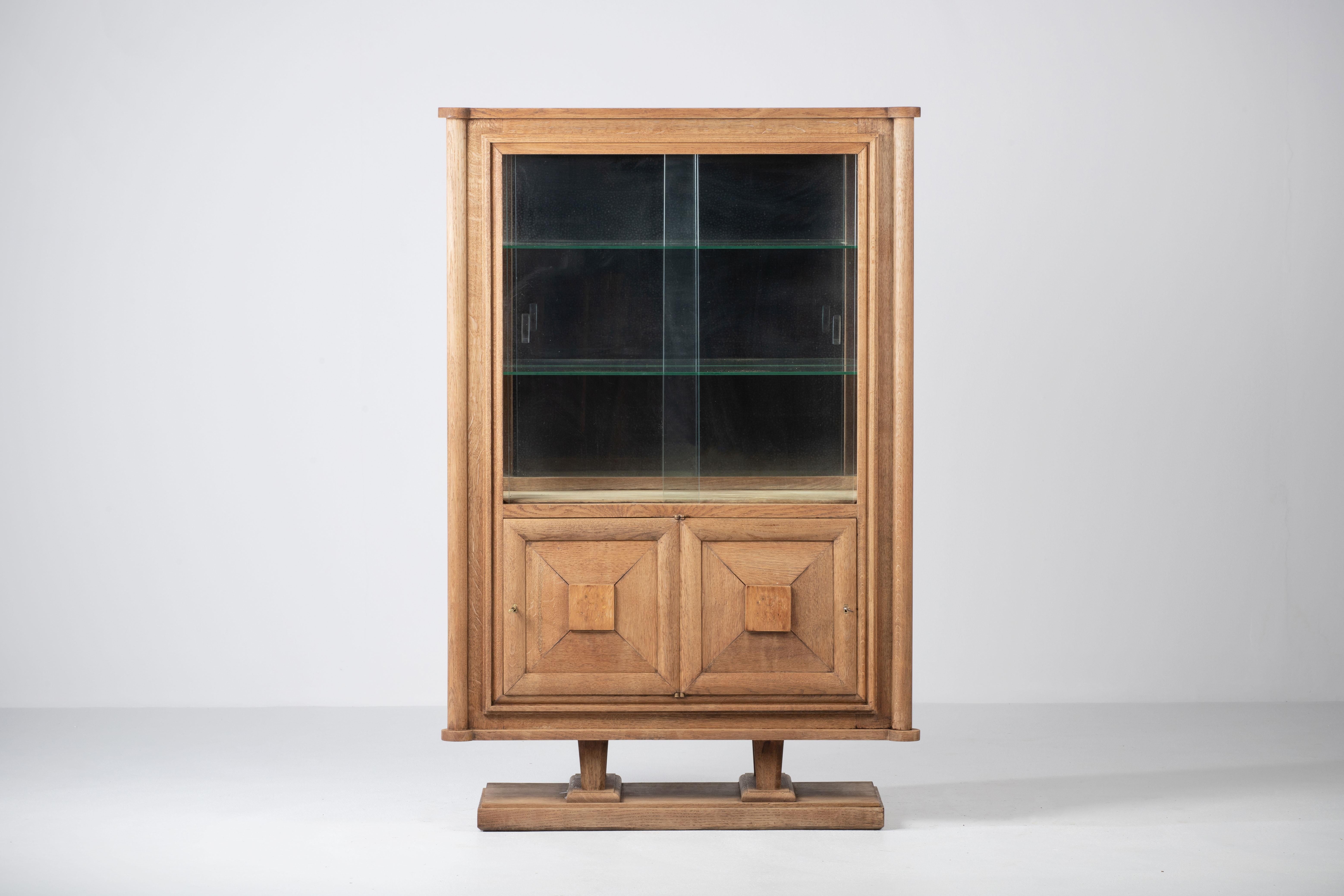 This French Brutalist Art Deco buffet / cabinet / vitrine in solid oak was created in the 1940s. 
It is in Normandy, that we had the chance to unearth this wonderful Brutalist piece.
We can clearly see the work of the French school of the 1940s.