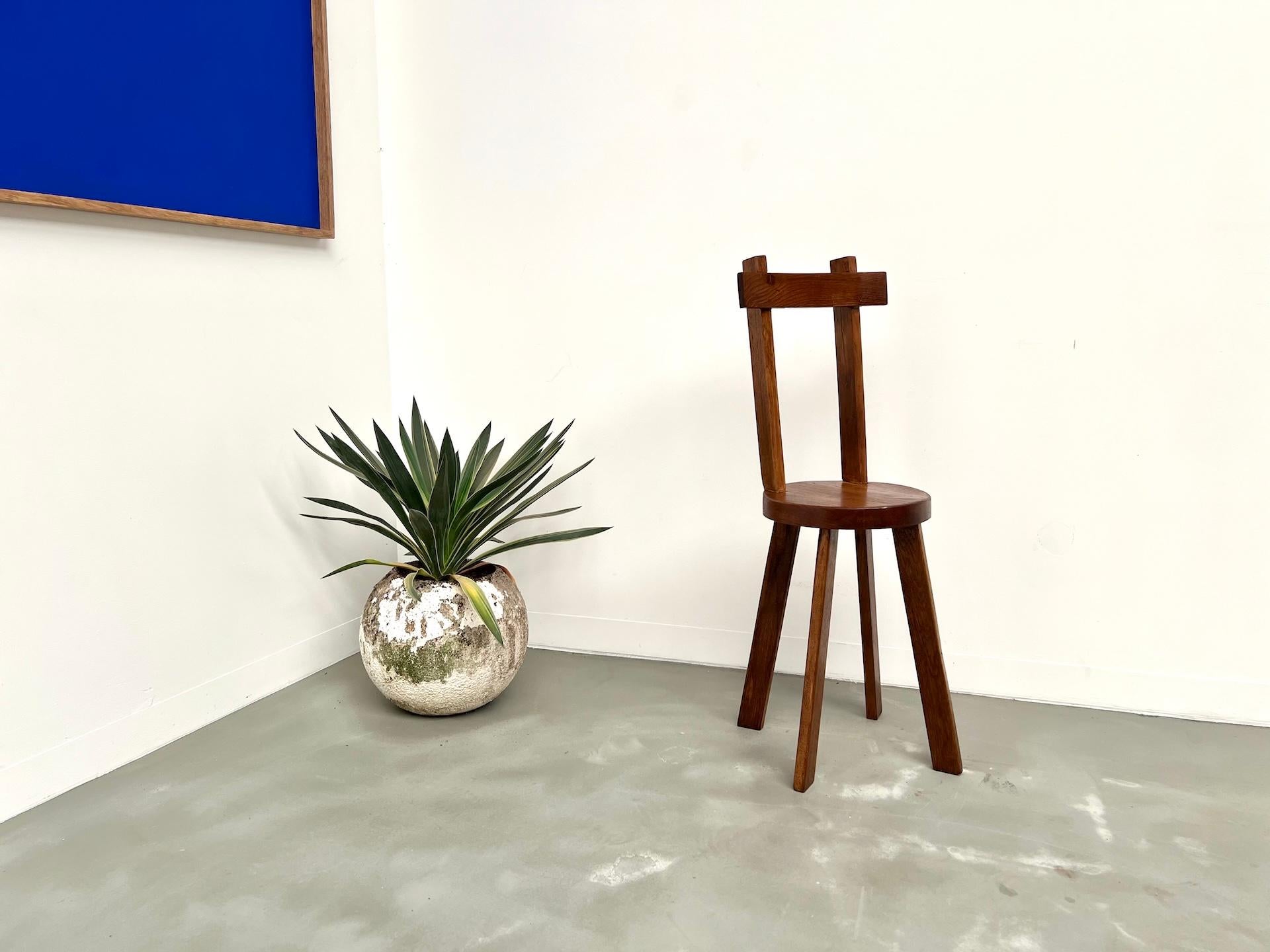 Brutalist Solid Oak Chair, France 1950s

We presents this stunning solid oak chair, a true emblem of French brutalist design from the 1950s.

Featuring a thick circular seat, chamfered legs, and a bold T-shaped backrest, this chair combines strength