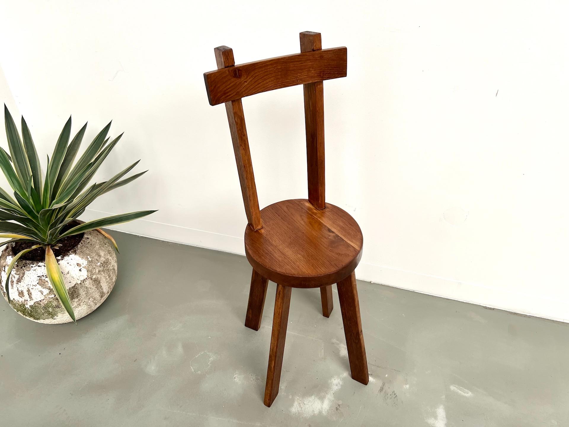 Brutalist Solid Oak Chair, France 1950s Moderno de mediados de siglo en venta