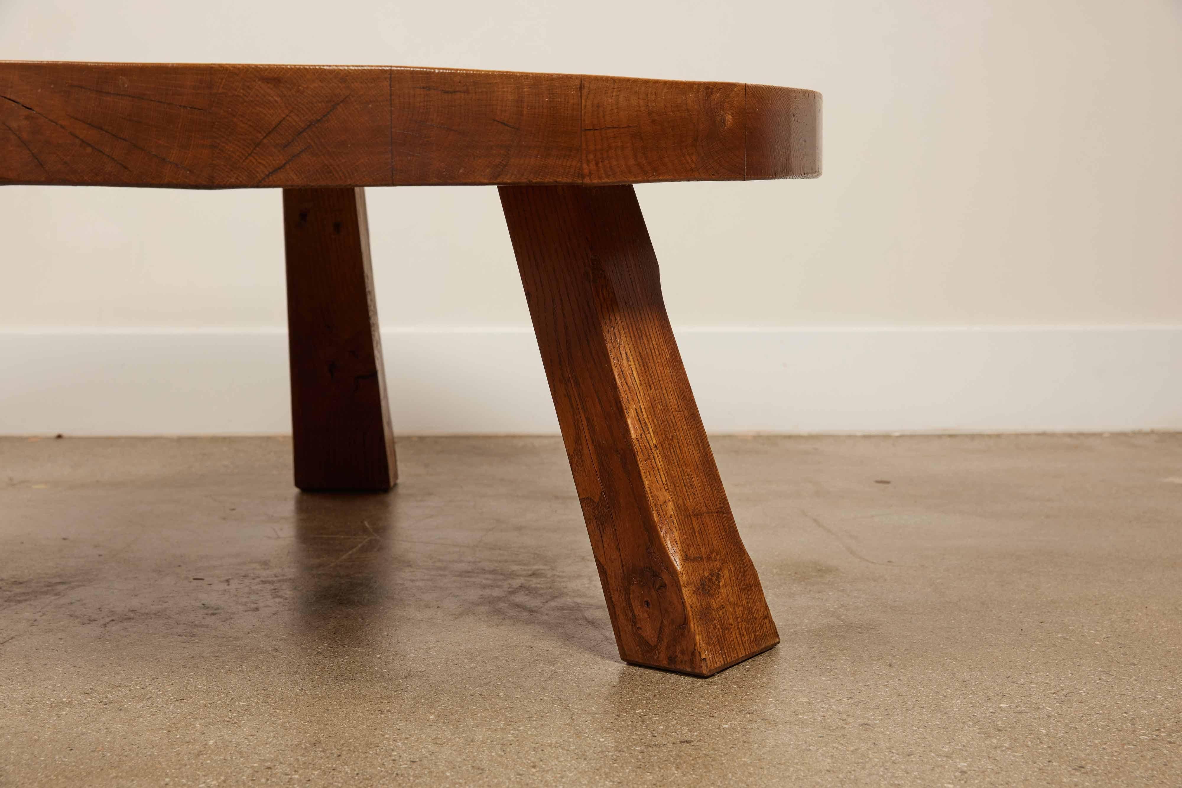 Einen brutalistischen Couchtisch aus massiver Eiche einführen.

 Dieser Tisch, der aus der dänischen Designbewegung der Jahrhundertmitte stammt, verkörpert die kühne, skulpturale Essenz des Brutalismus, die sich wunderbar mit der natürlichen Wärme